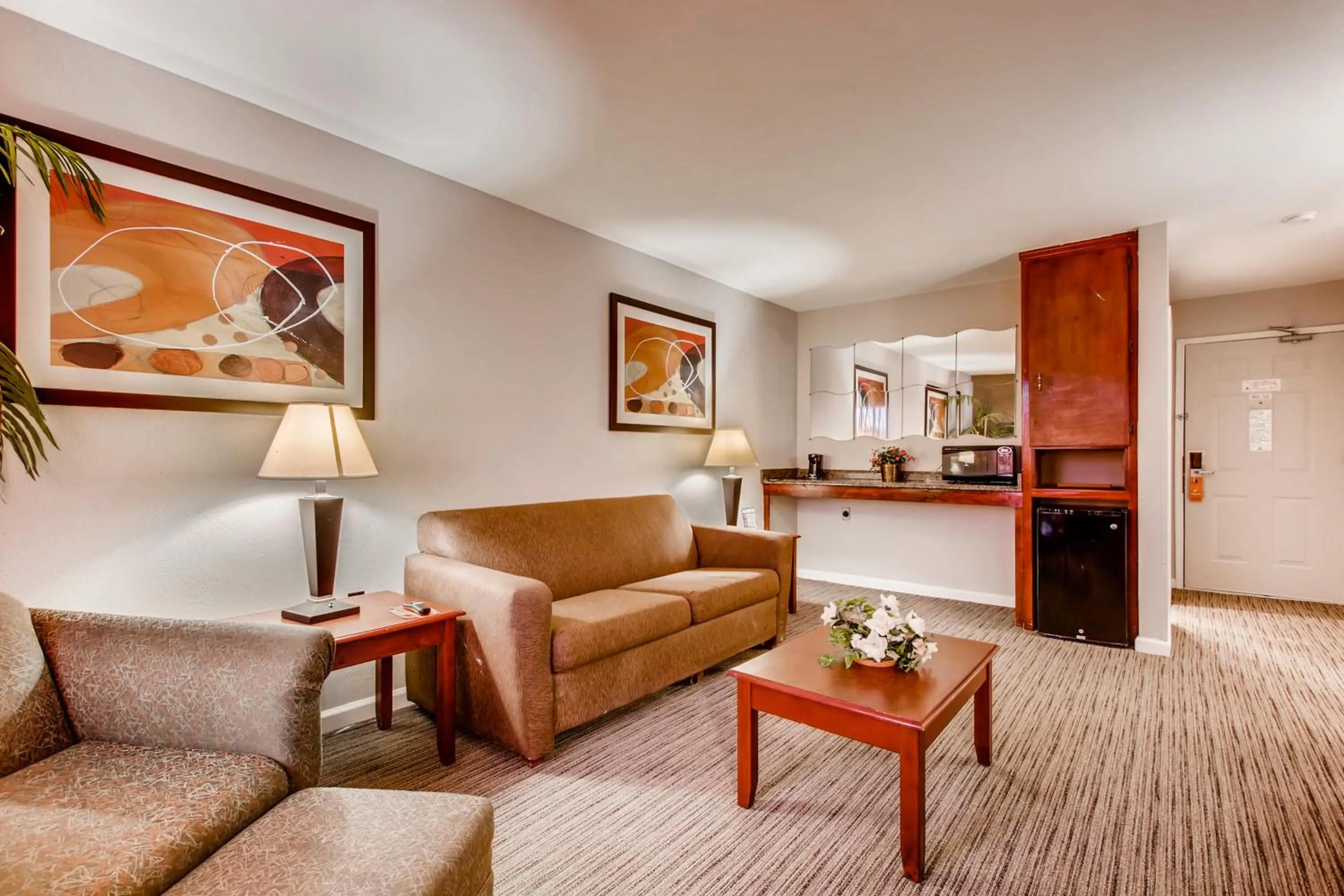 King Suite in Orangewood Inn and Suites Midtown