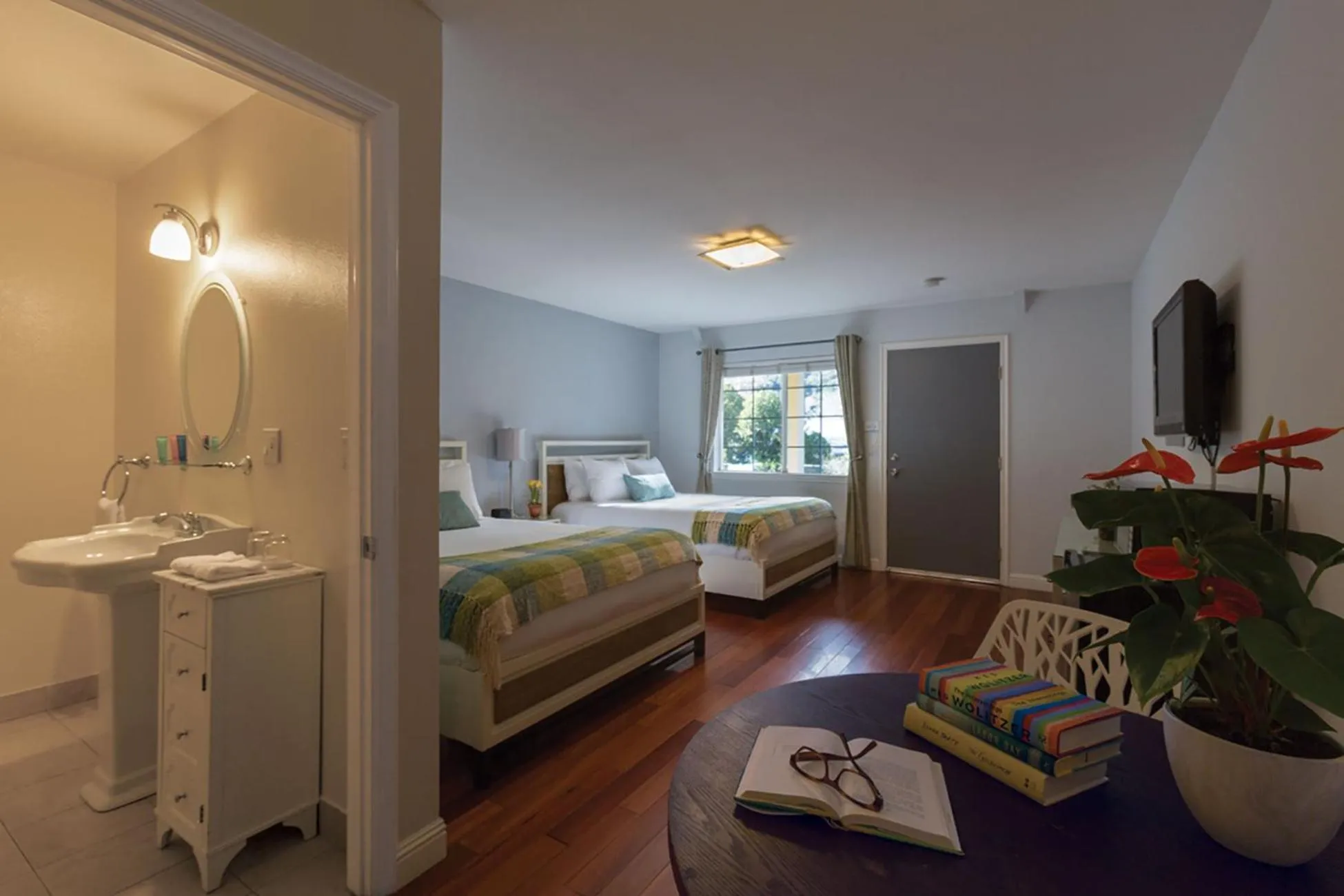 Queen Room with Lake View in The Lodge at Blue Lakes