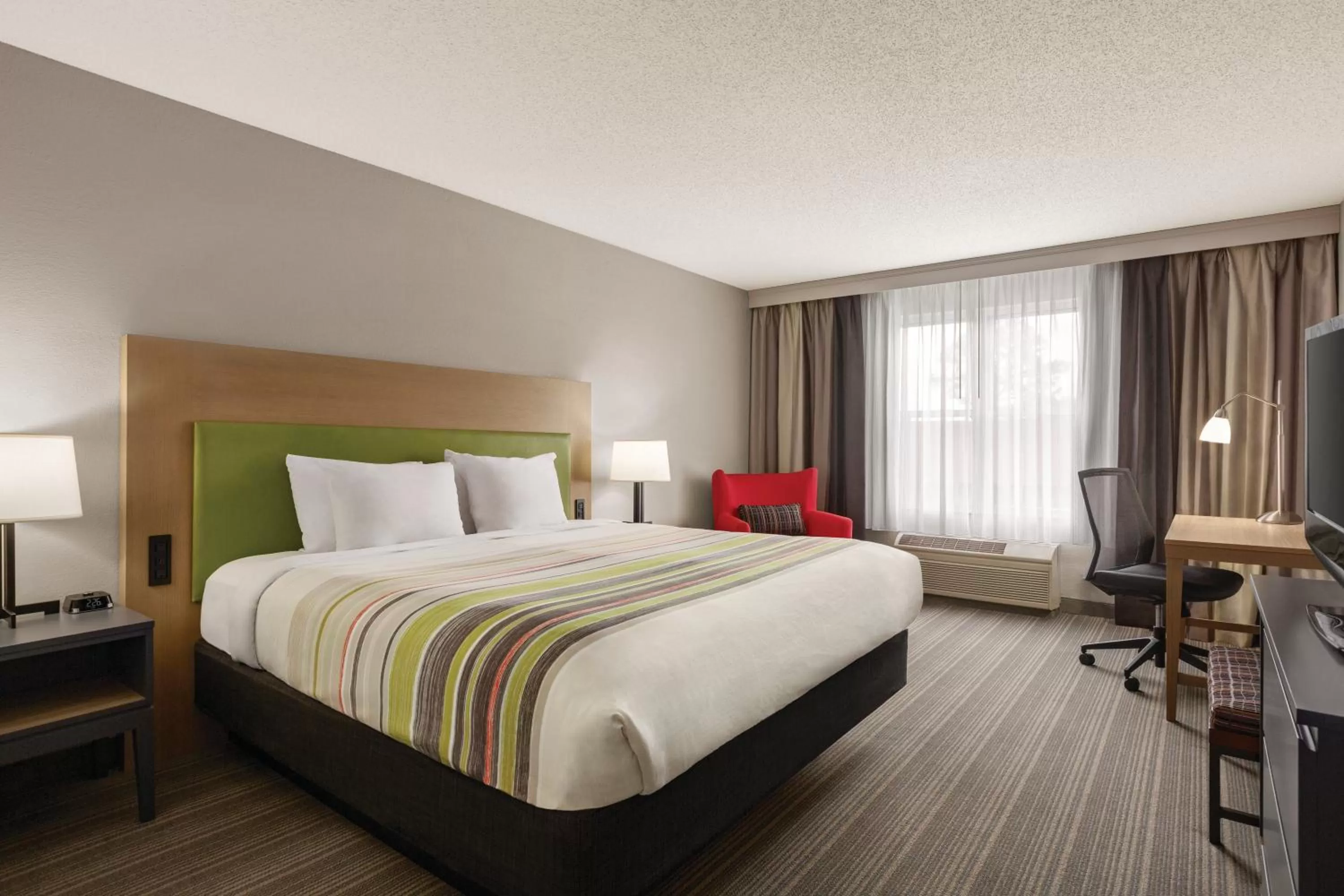 King Room with Roll-in Shower - Disability Access/Non-Smoking in Country Inn & Suites by Radisson, Beaufort West, SC