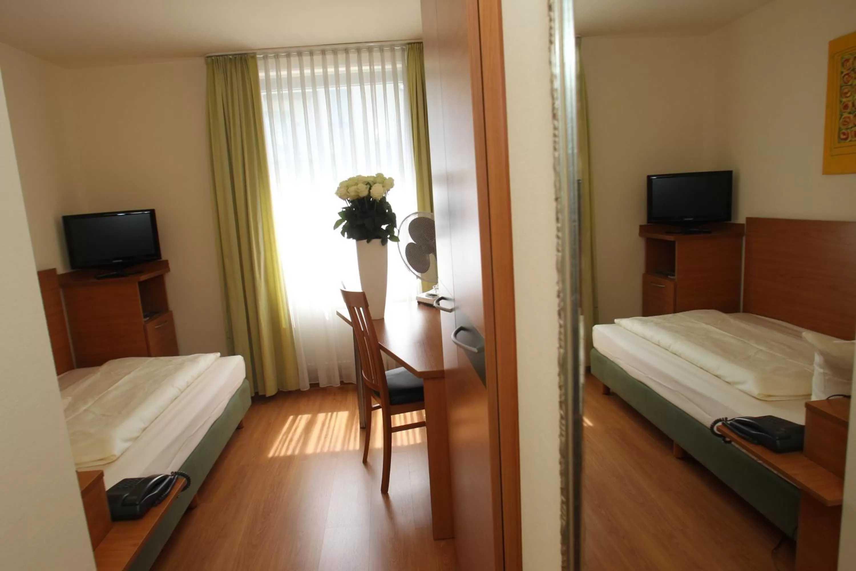 Triple Room in Memphis Hotel