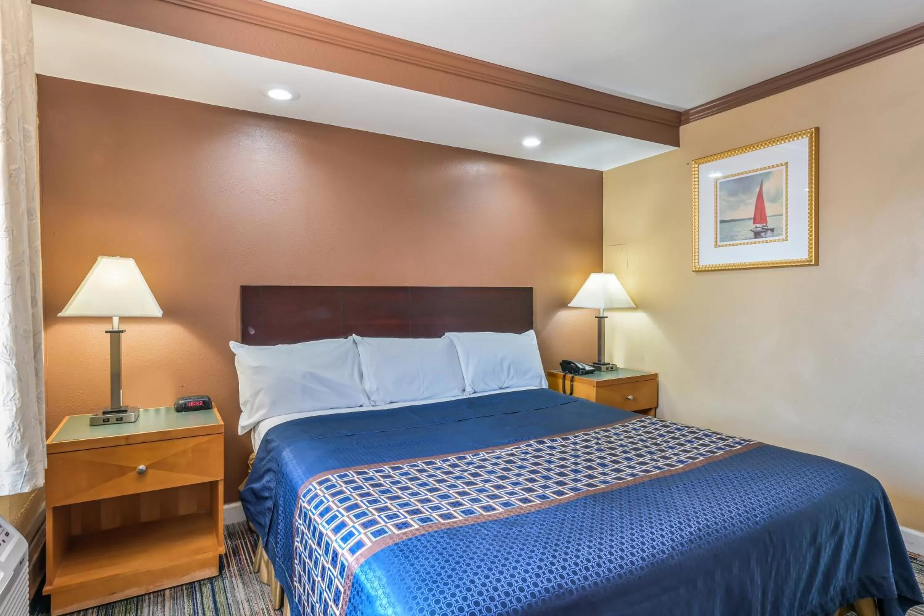 Deluxe One King Bed Non Smoking in Knights Inn Trevose