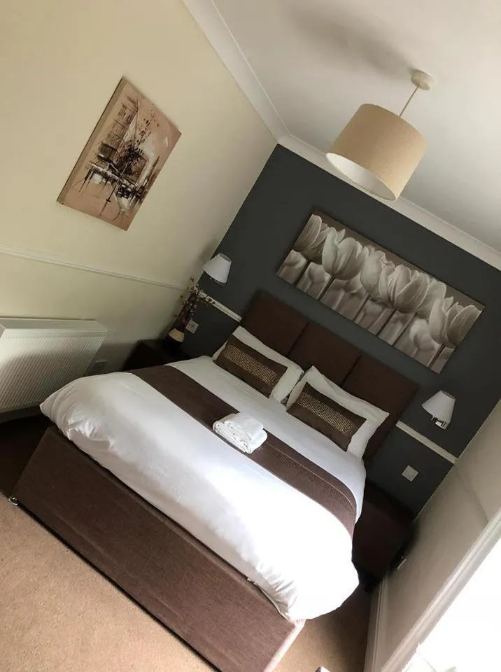 En-Suite Double Room with Garden View in Gomersal Lodge Hotel