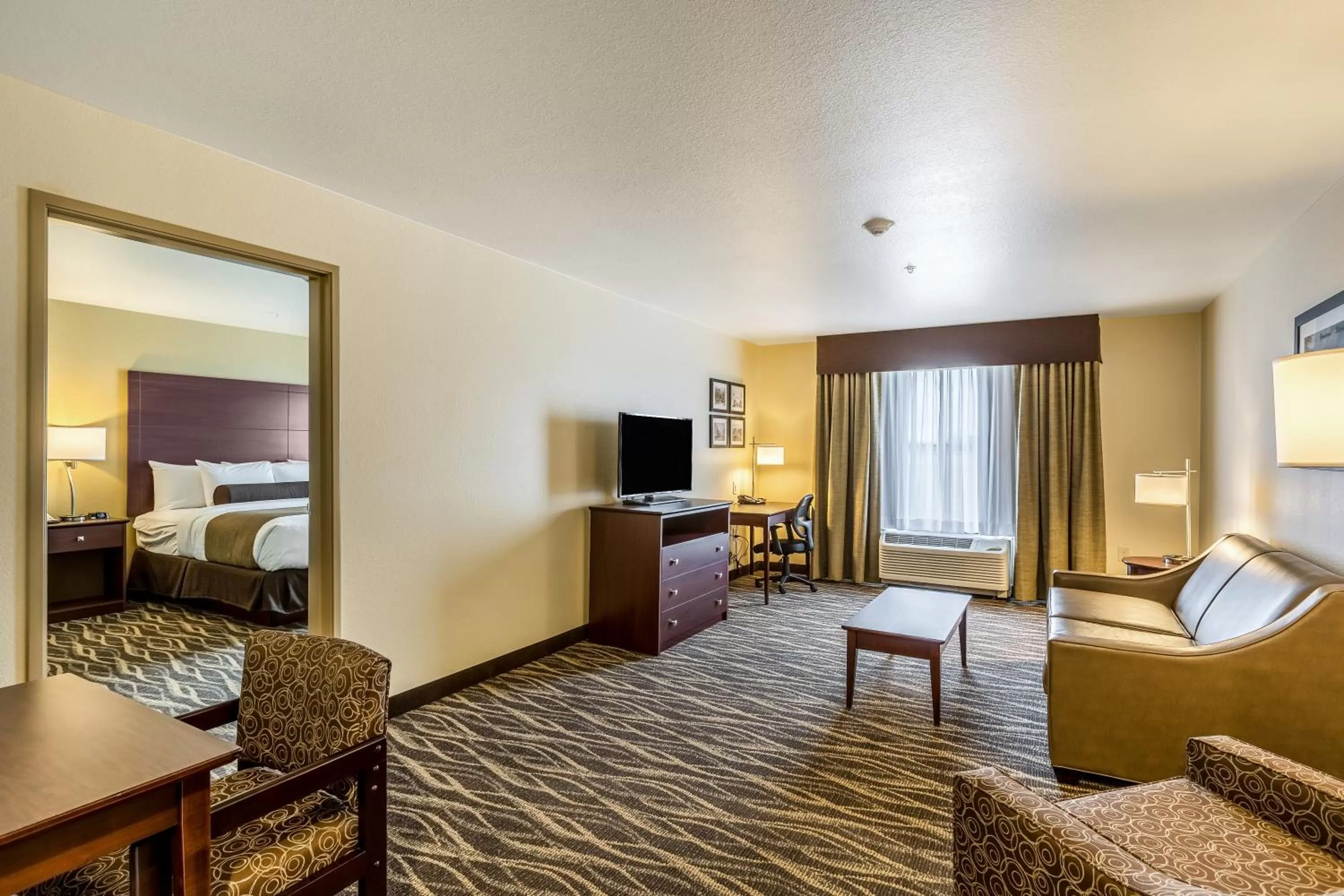 Deluxe Suite in Cobblestone Hotel & Suites Hartford