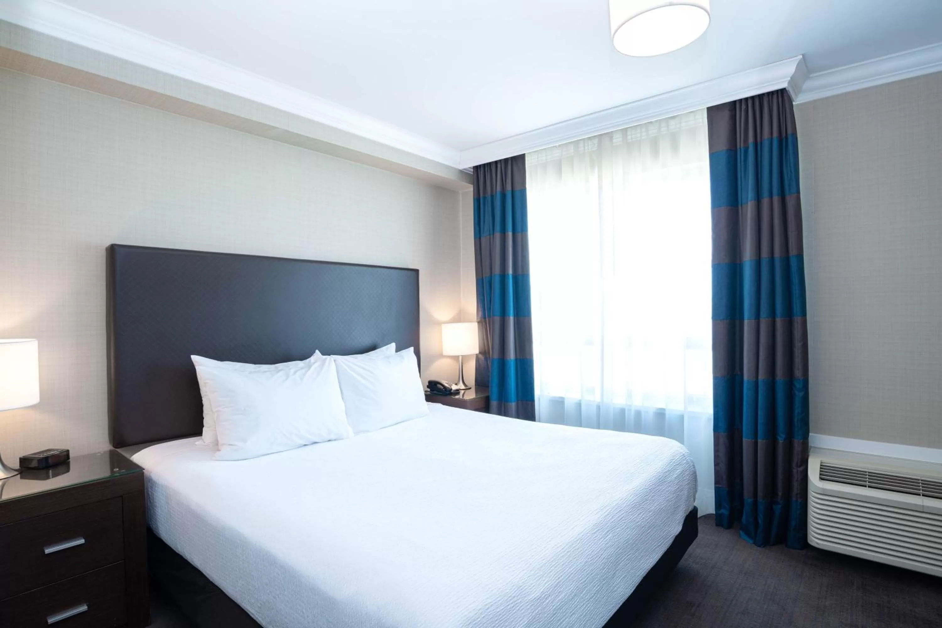 Grand Suite, 1 King Bed, Kitchenette, Sitting Area in Sandman Hotel Oakville