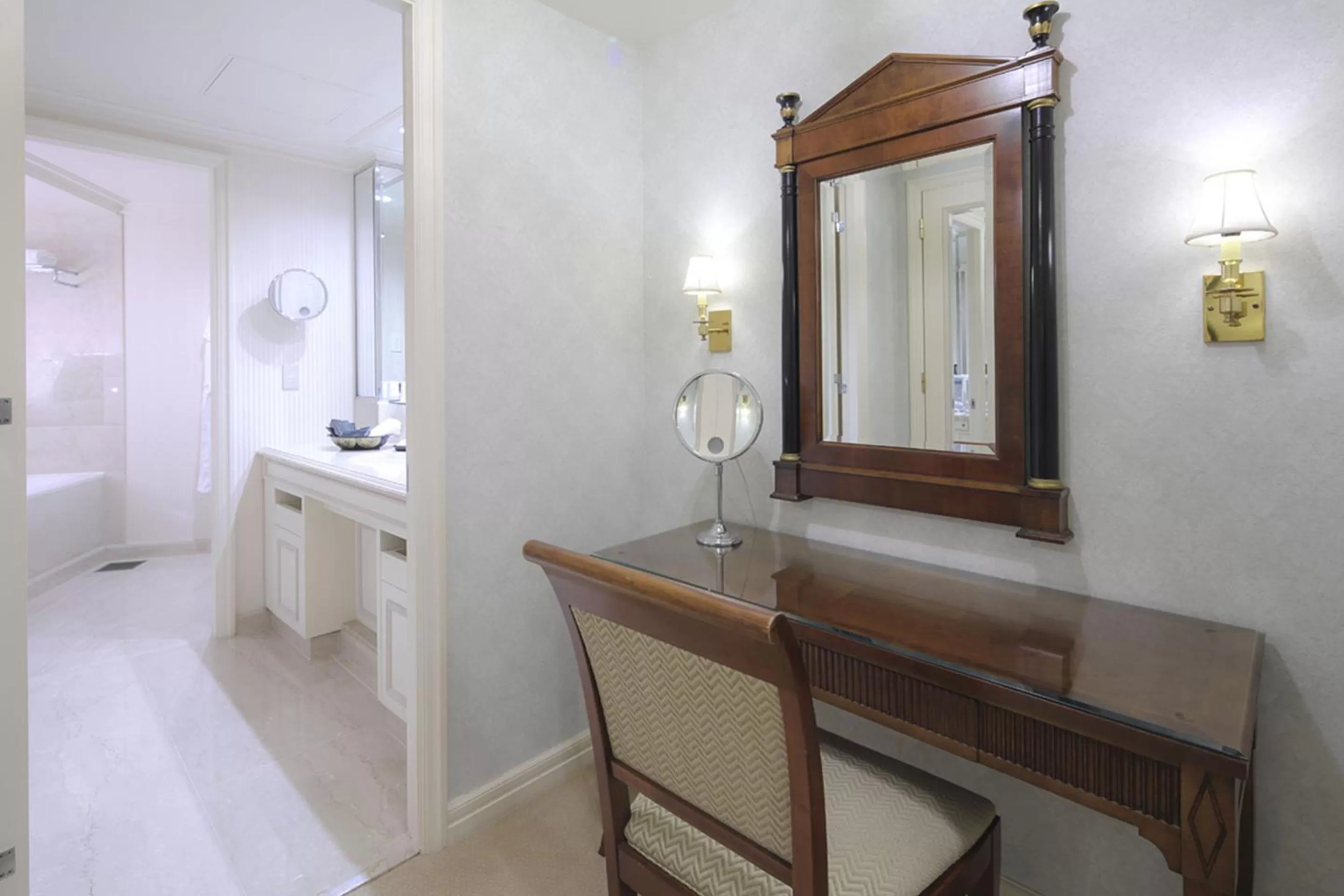 Prime Deluxe Twin Room / City View in Hotel Chinzanso Tokyo