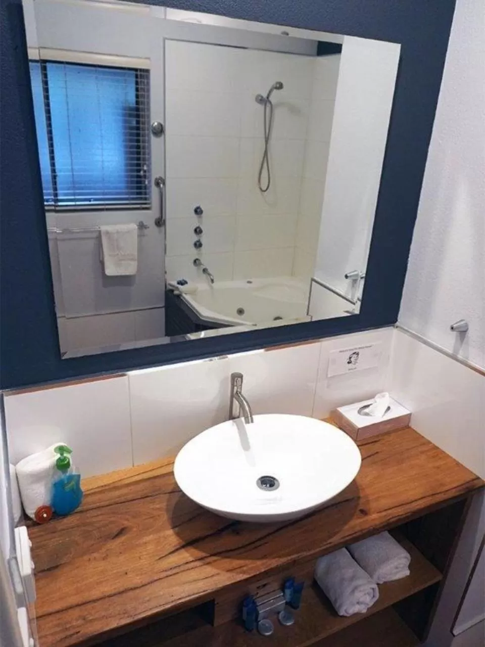 Executive Queen Room with Courtyard View and Spa Bath in Adamsons Riverside Accommodation