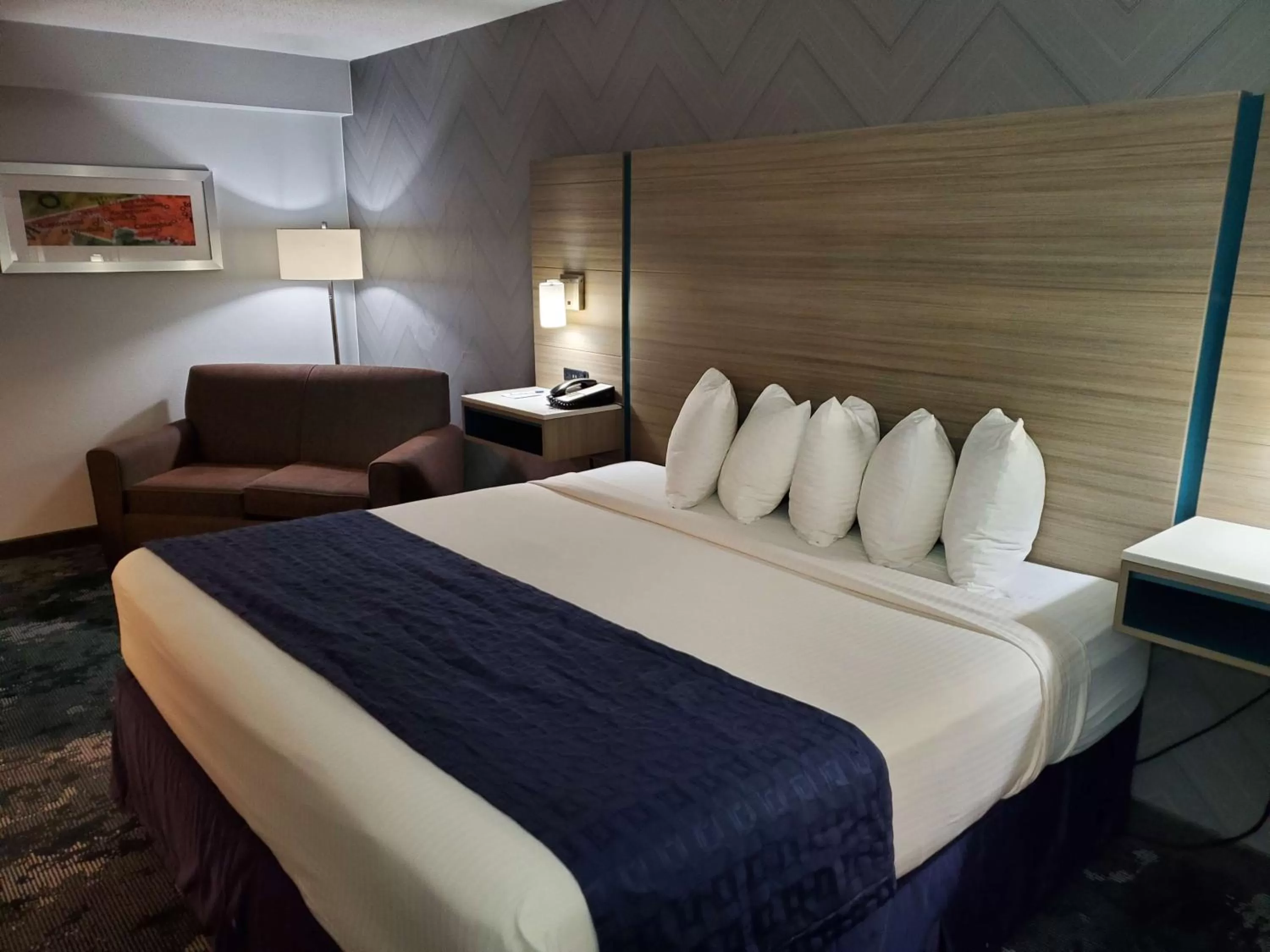 King Room with Bath Tub - Mobility Accessible/Non-Smoking in Best Western Historic Frederick