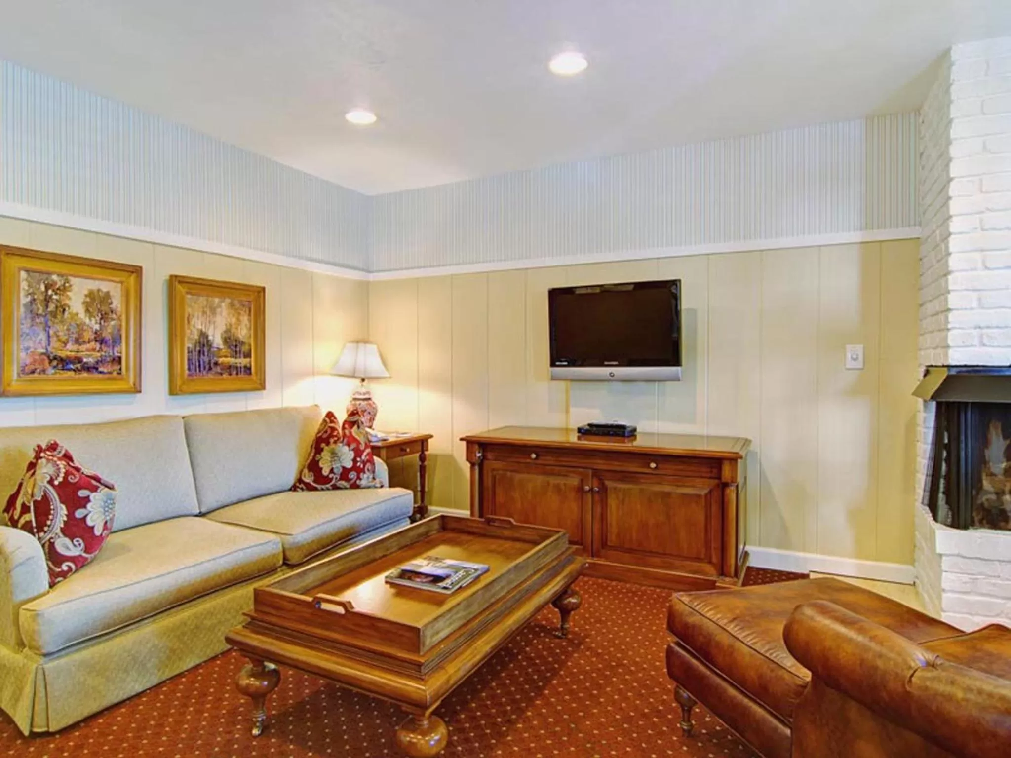 King Suite in Wayside Inn