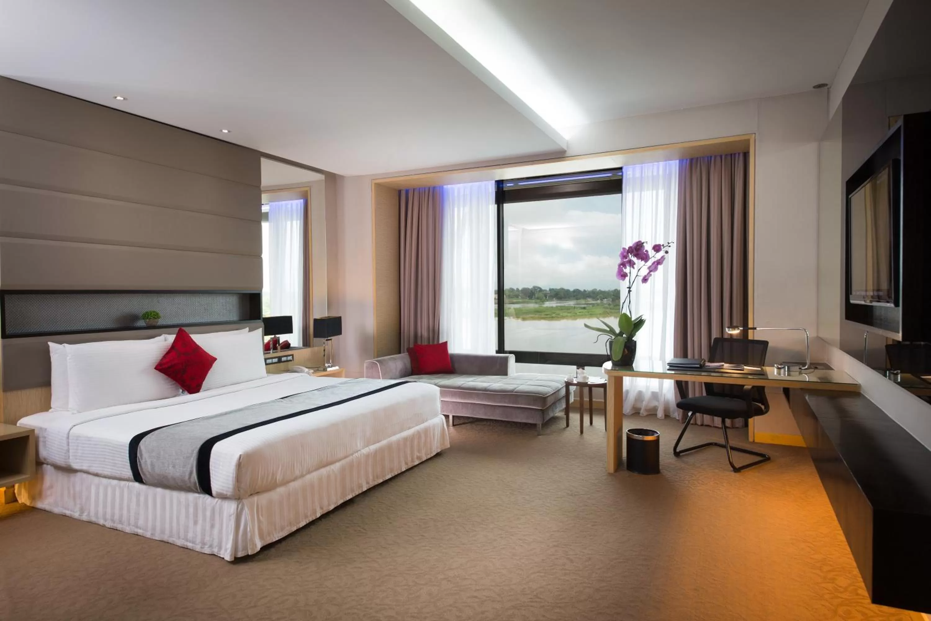 24 hours deal - Deluxe King Room in Ancasa Royale, Pekan Pahang