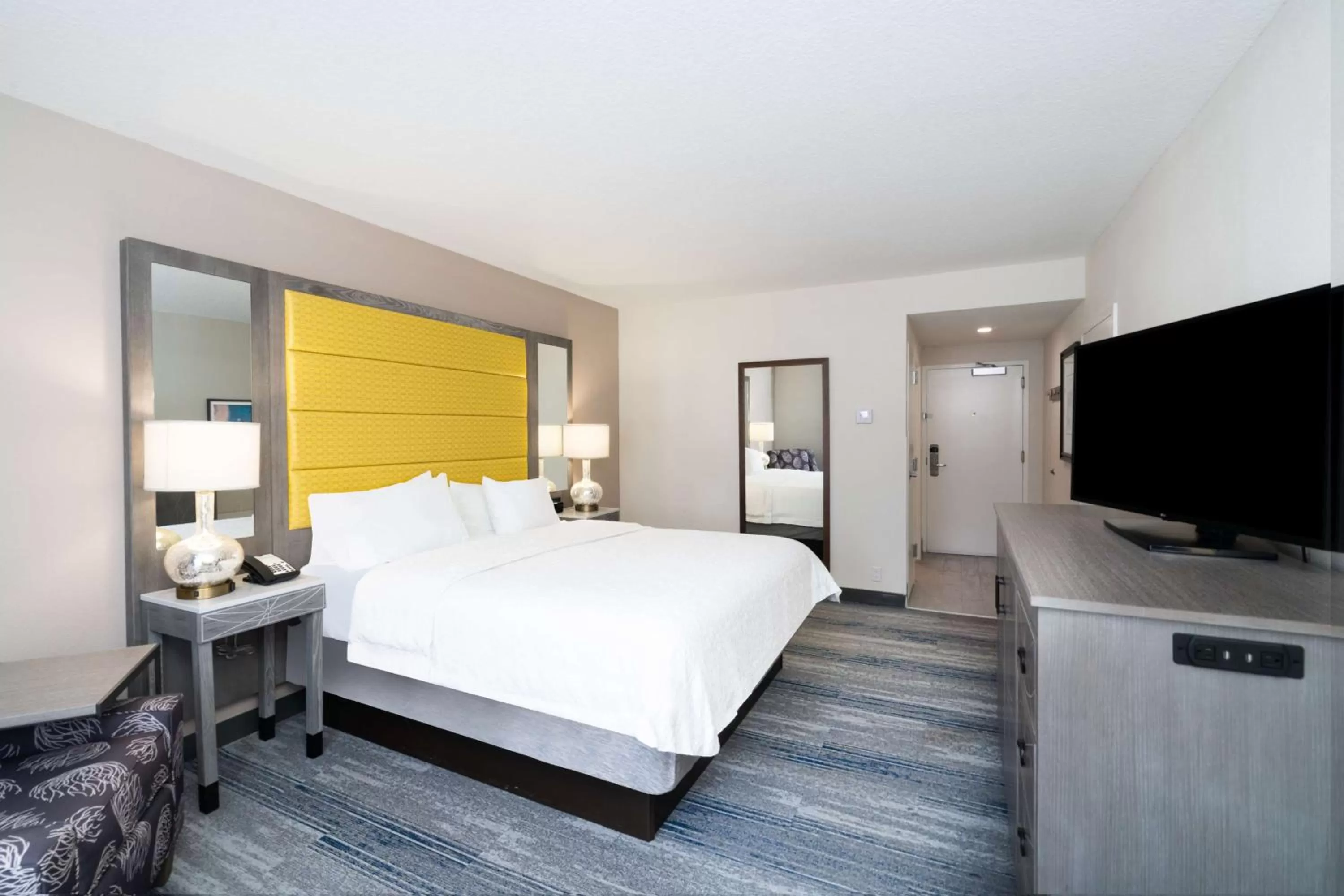 Standard King Room with Water View - Non-Smoking in Hampton Inn & Suites Amelia Island-Historic Harbor Front