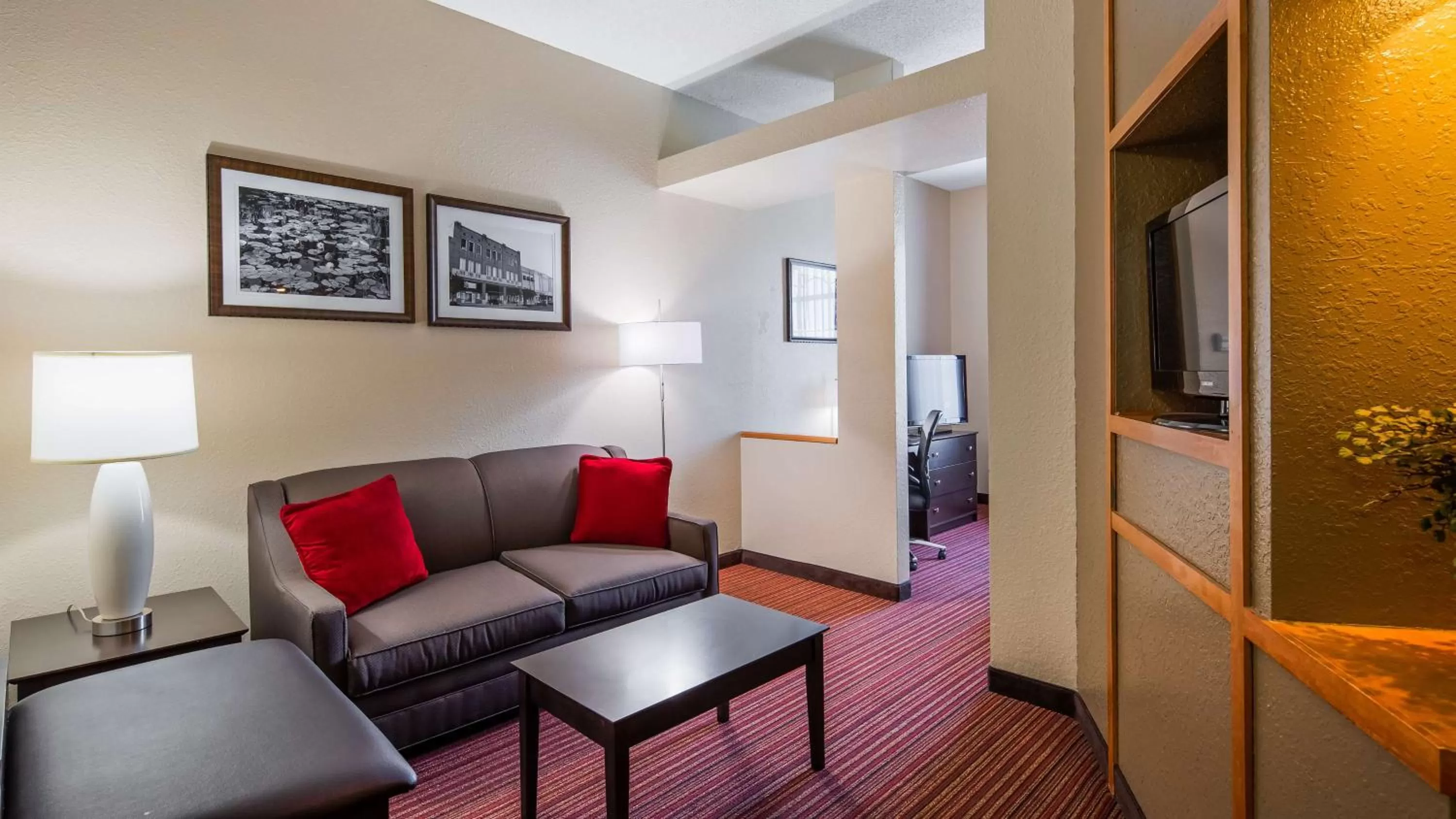 King Suite in Best Western Plus Bradbury Inn and Suites