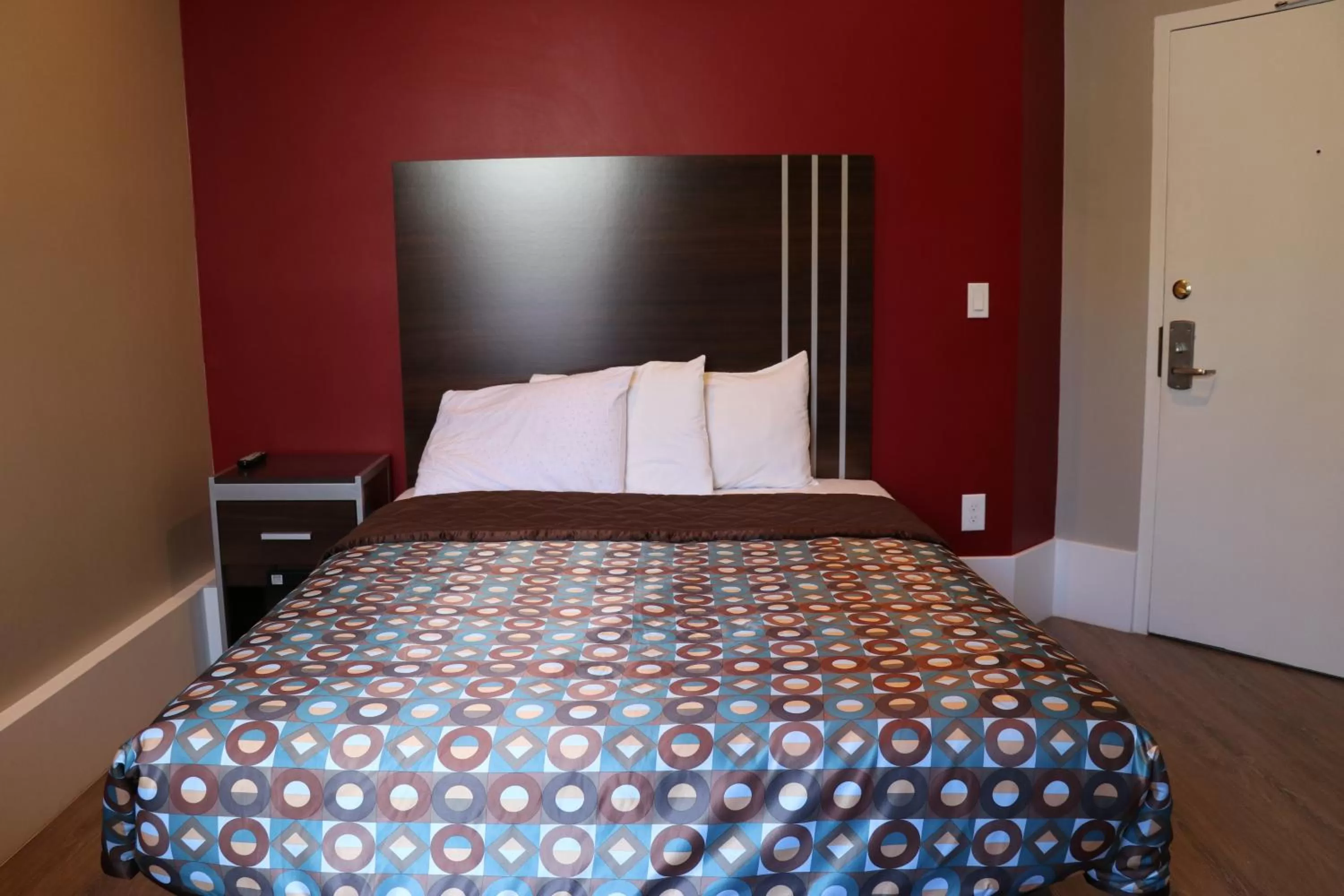 Queen Room with Private Bathroom in Europa Hotel