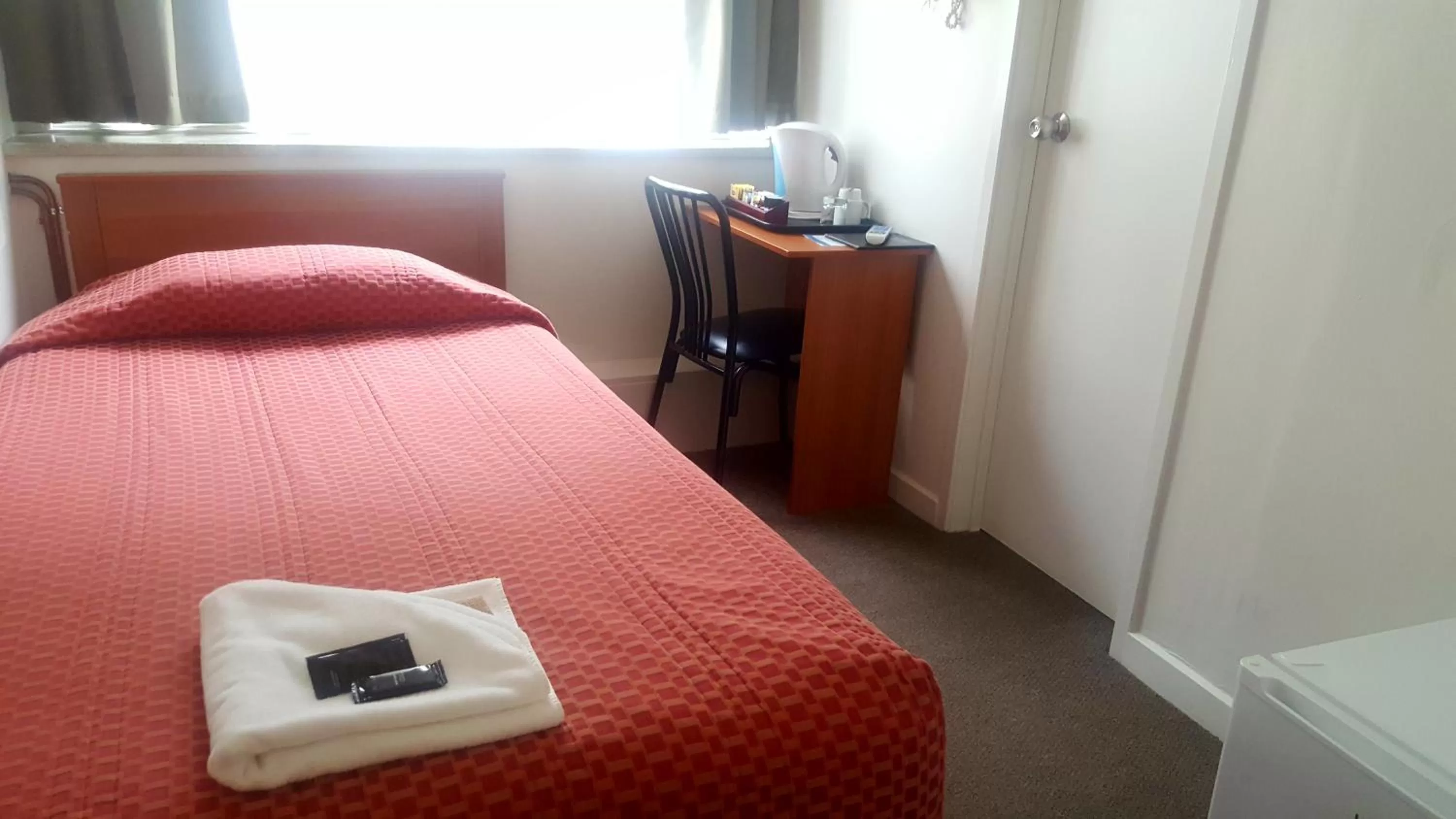 Single Room with Bathroom in Kiwi International Hotel