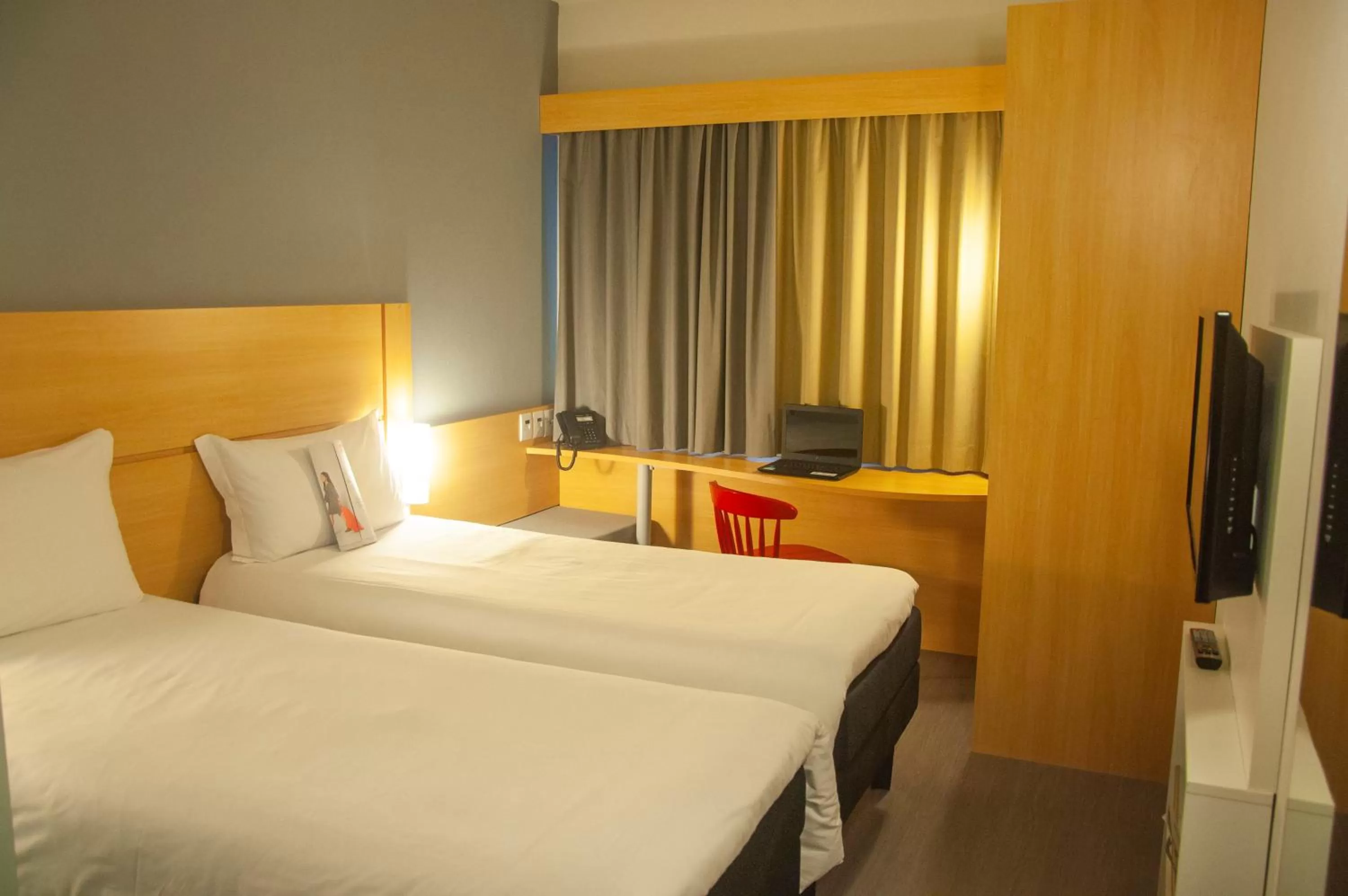 Standard Twin Room in ibis Montenegro