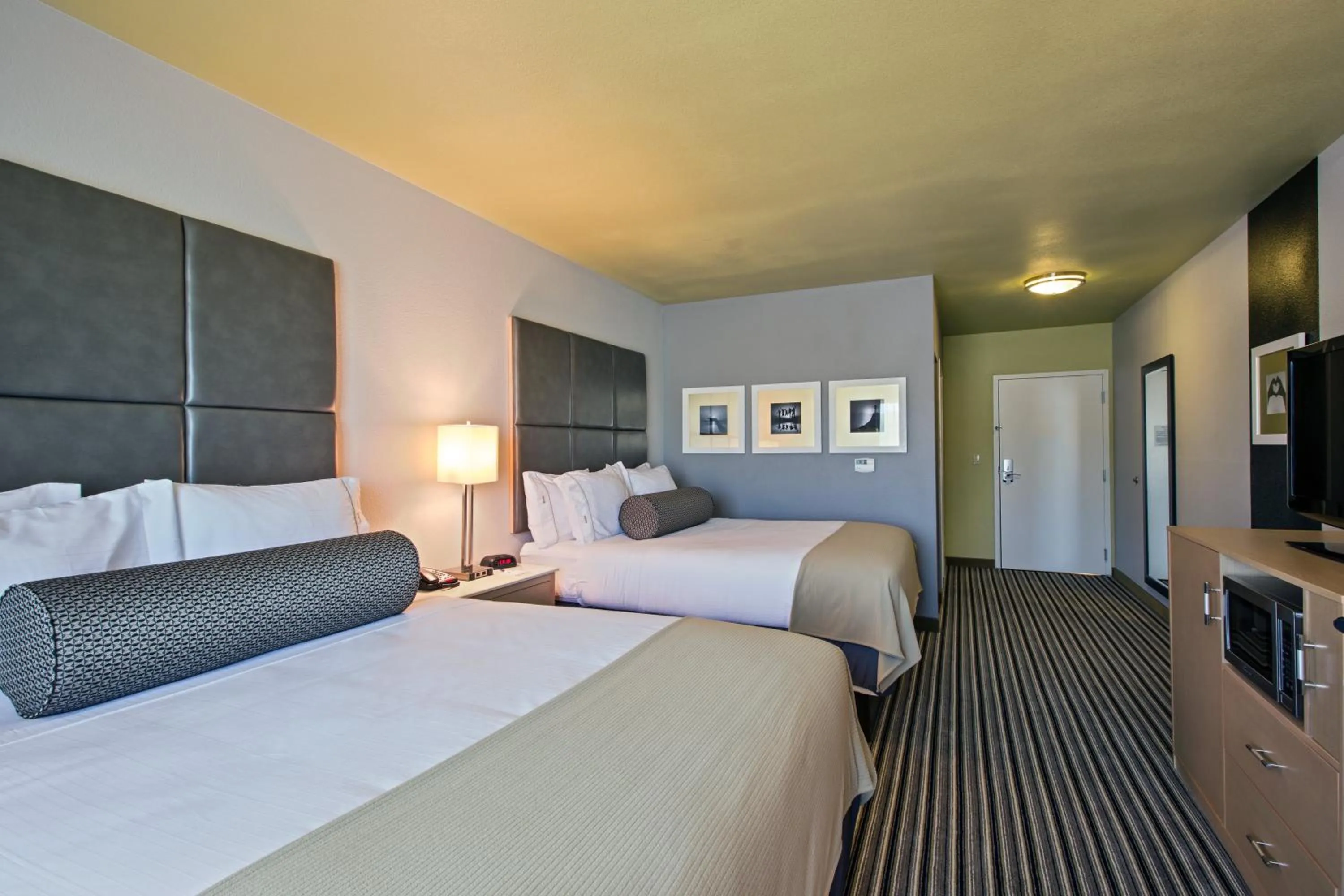 Standard Queen Room with Two Queen Beds in Holiday Inn Express & Suites Carlisle - Harrisburg Area by IHG