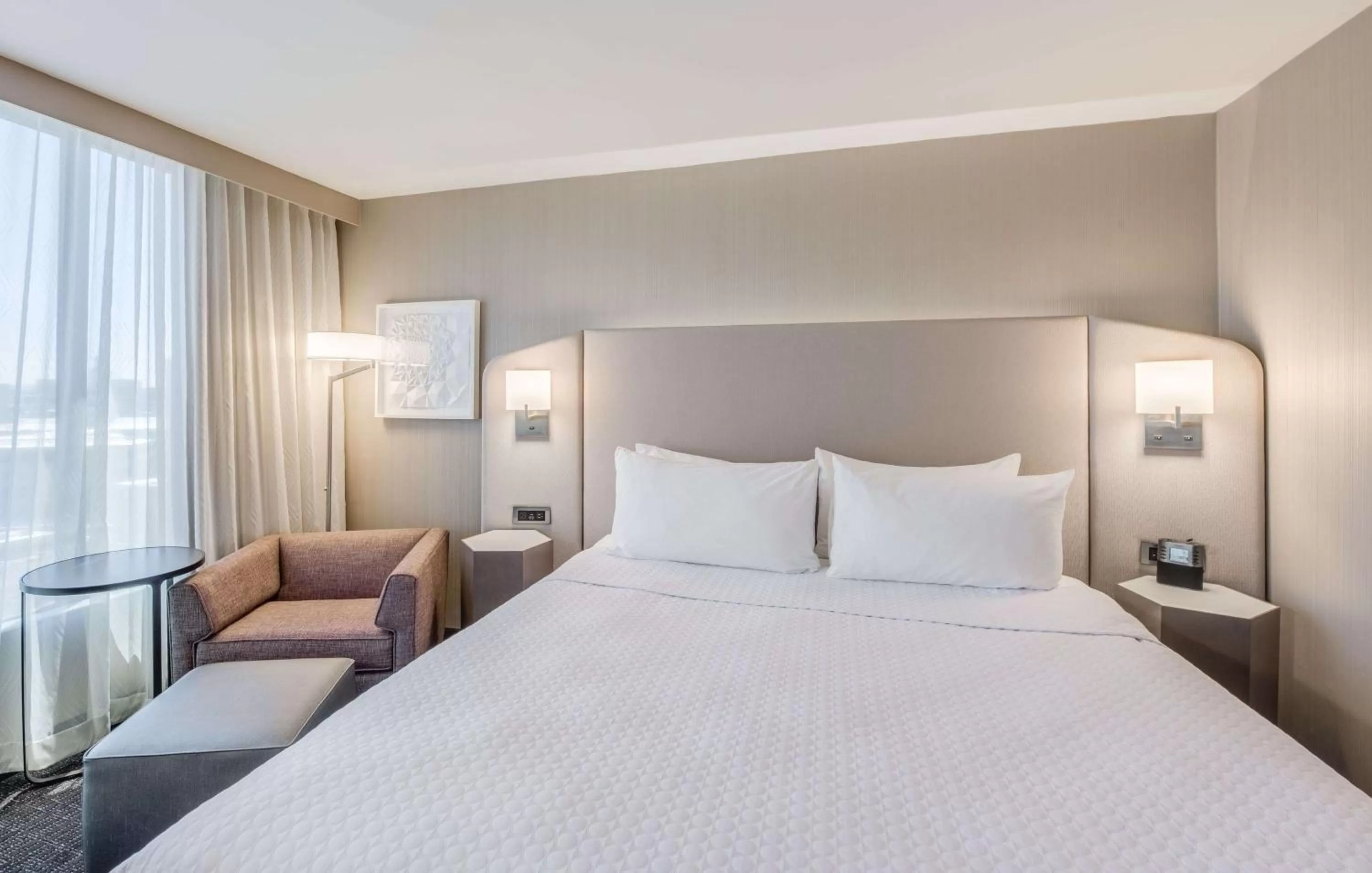 Deluxe Queen Room in Sonesta Denver Downtown