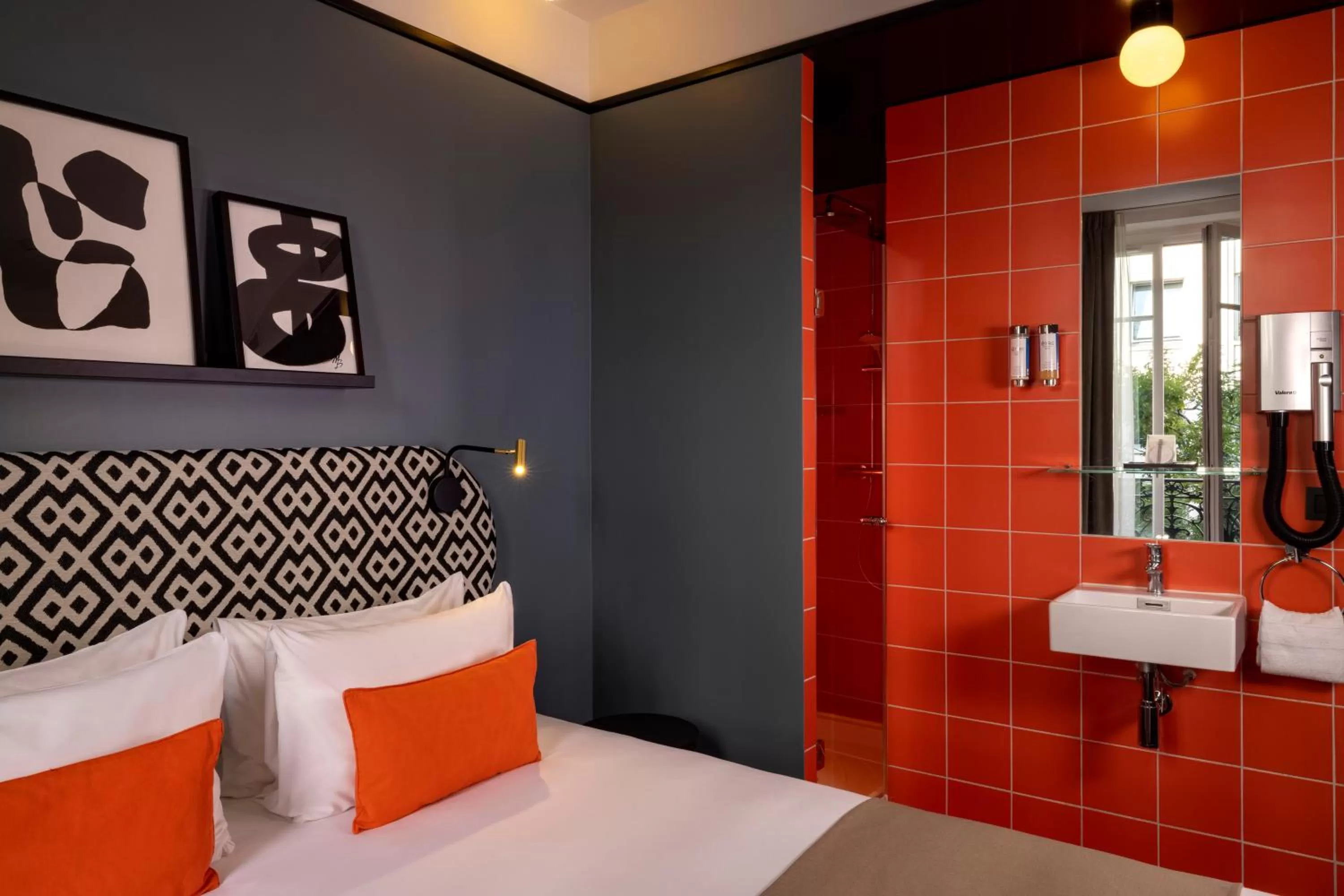 Two Rooms next to Each Other in Hôtel Palais De Chaillot