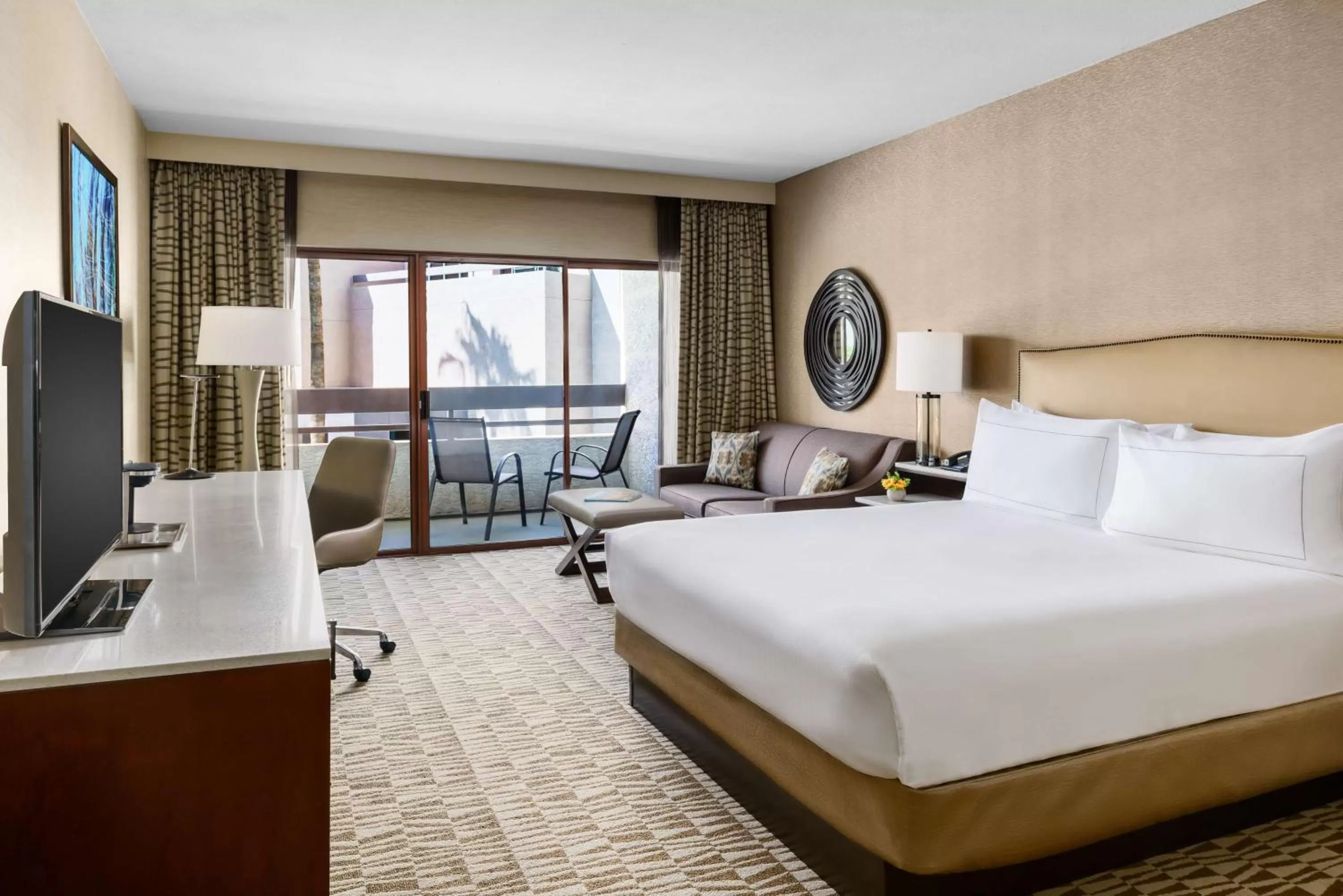 King Room with Sofa Bed in Hilton Phoenix Airport