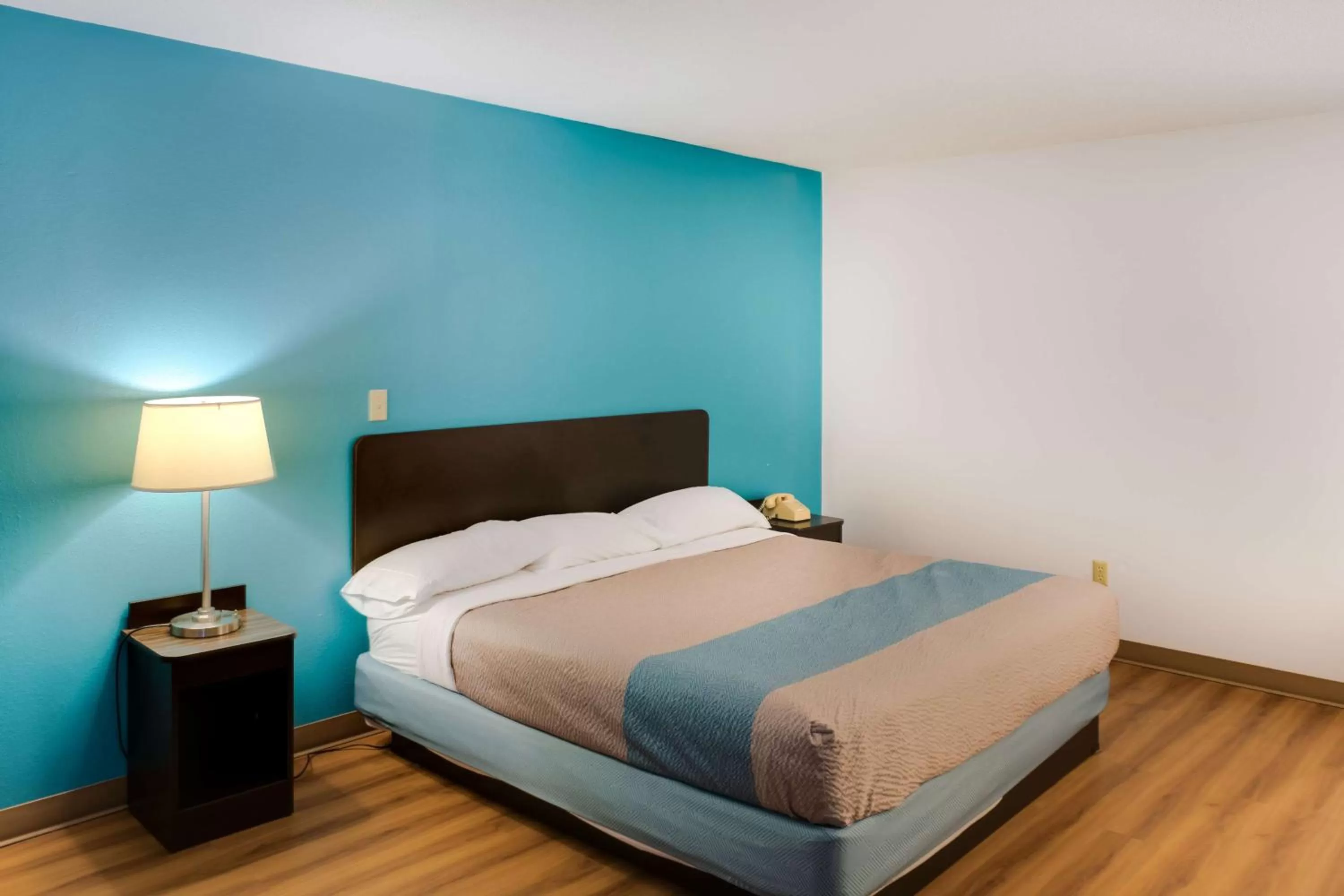 King Room - single occupancy - Non-Smoking in Motel 6-Richmond, IN