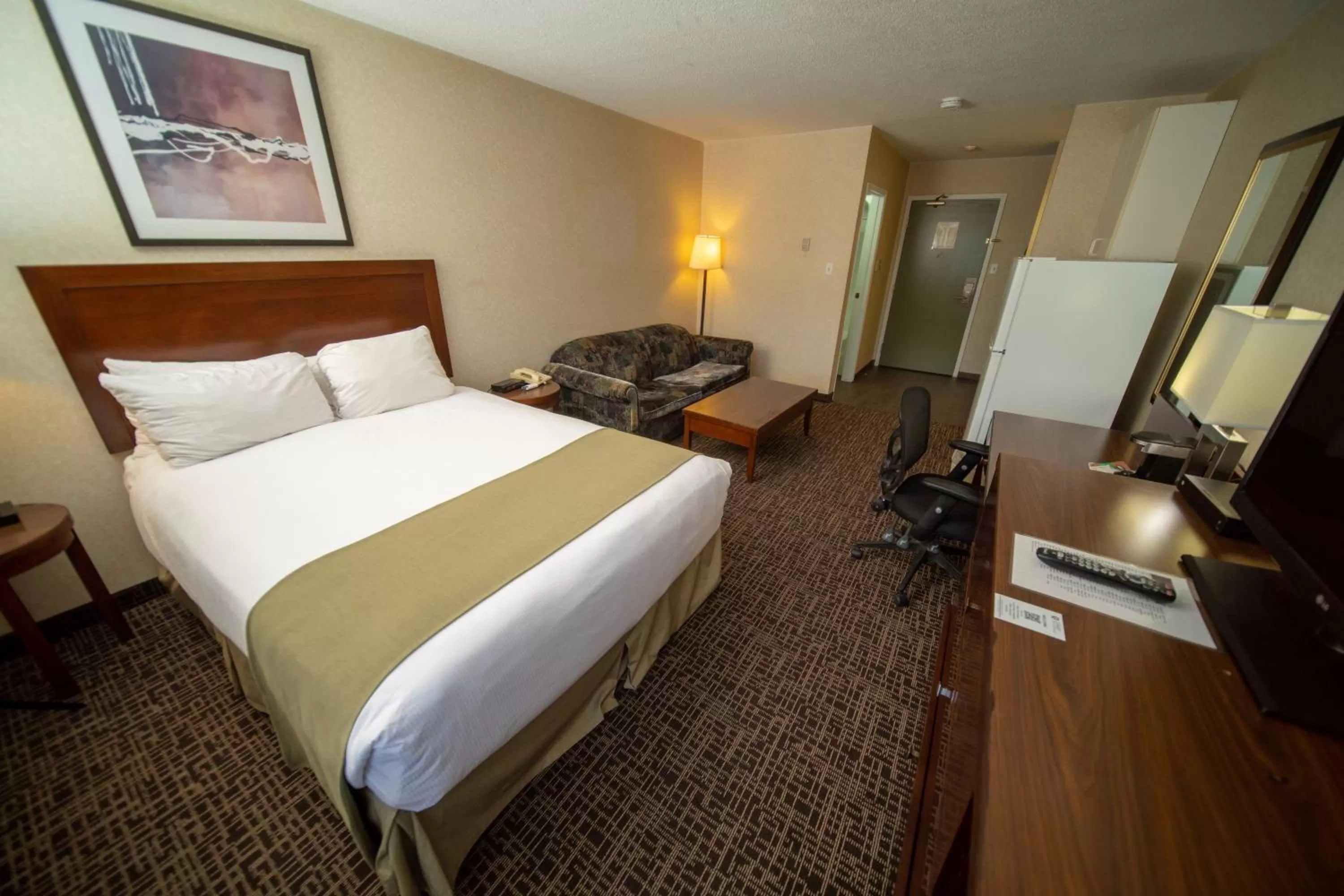 Deluxe Queen Room in Coast Fort St John Hotel