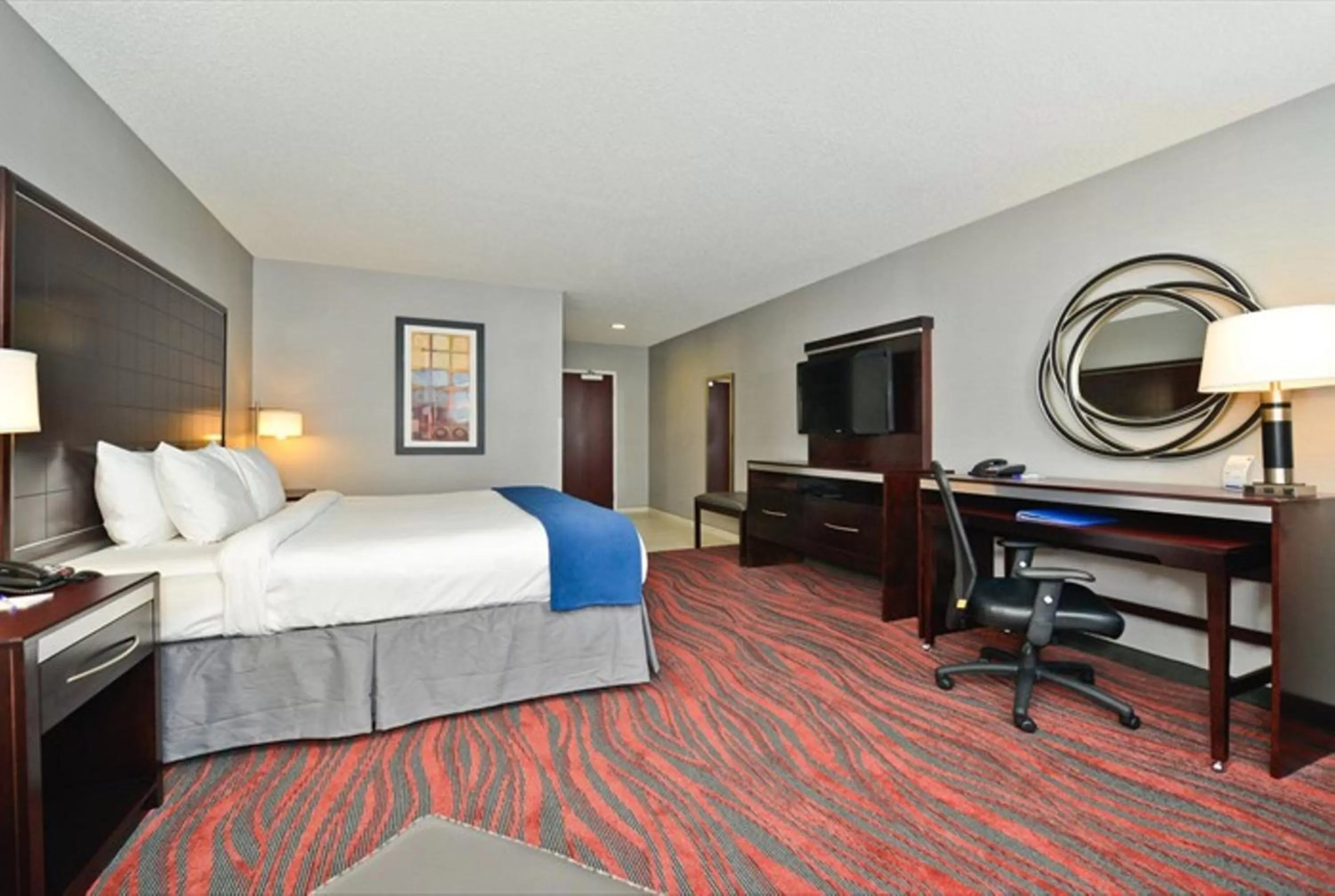 King Room with Roll-In Shower - Disability Access in Holiday Inn Express & Suites Utica by IHG