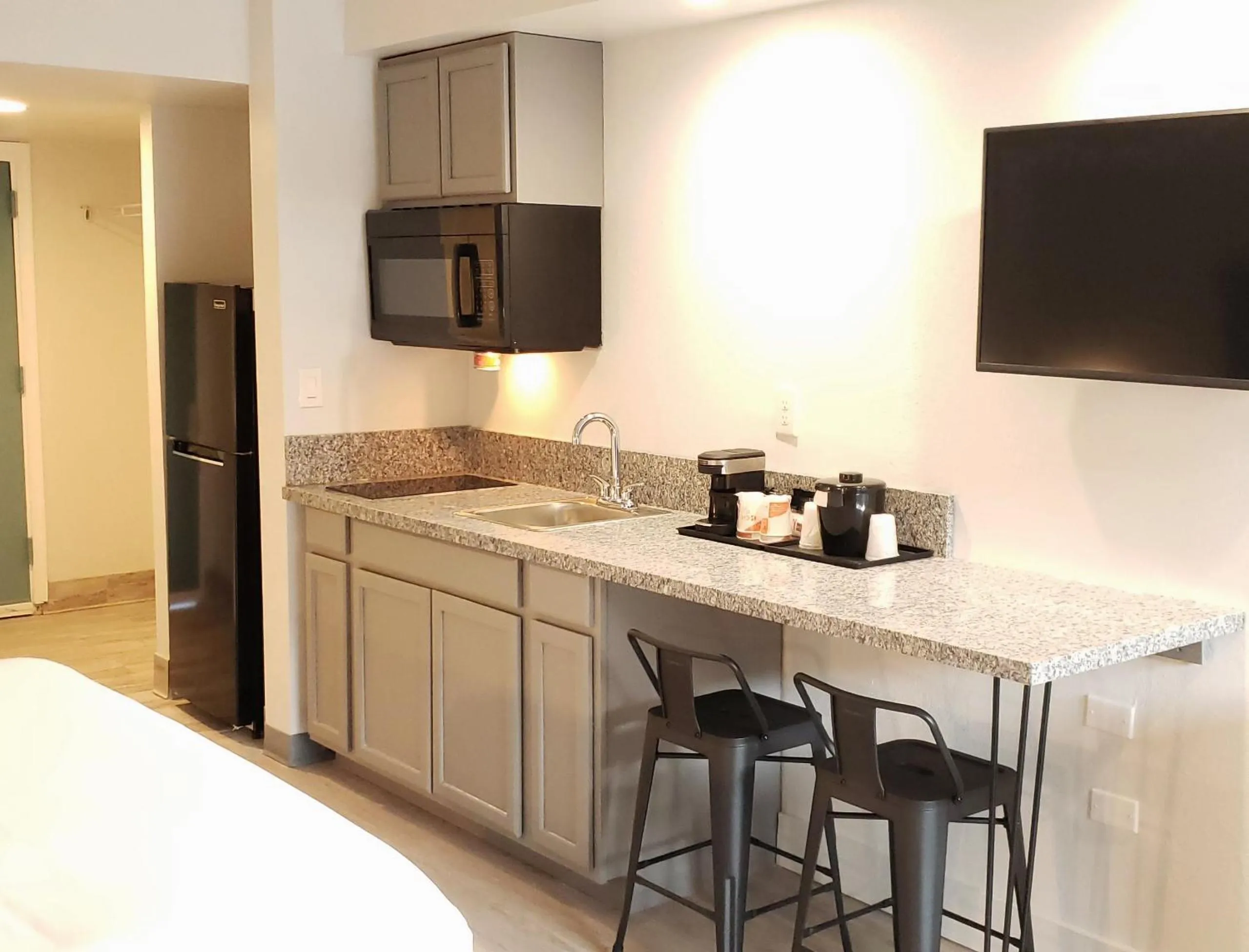 Standard King Room - Non-Smoking  in Suburban Studios Williamsburg Central