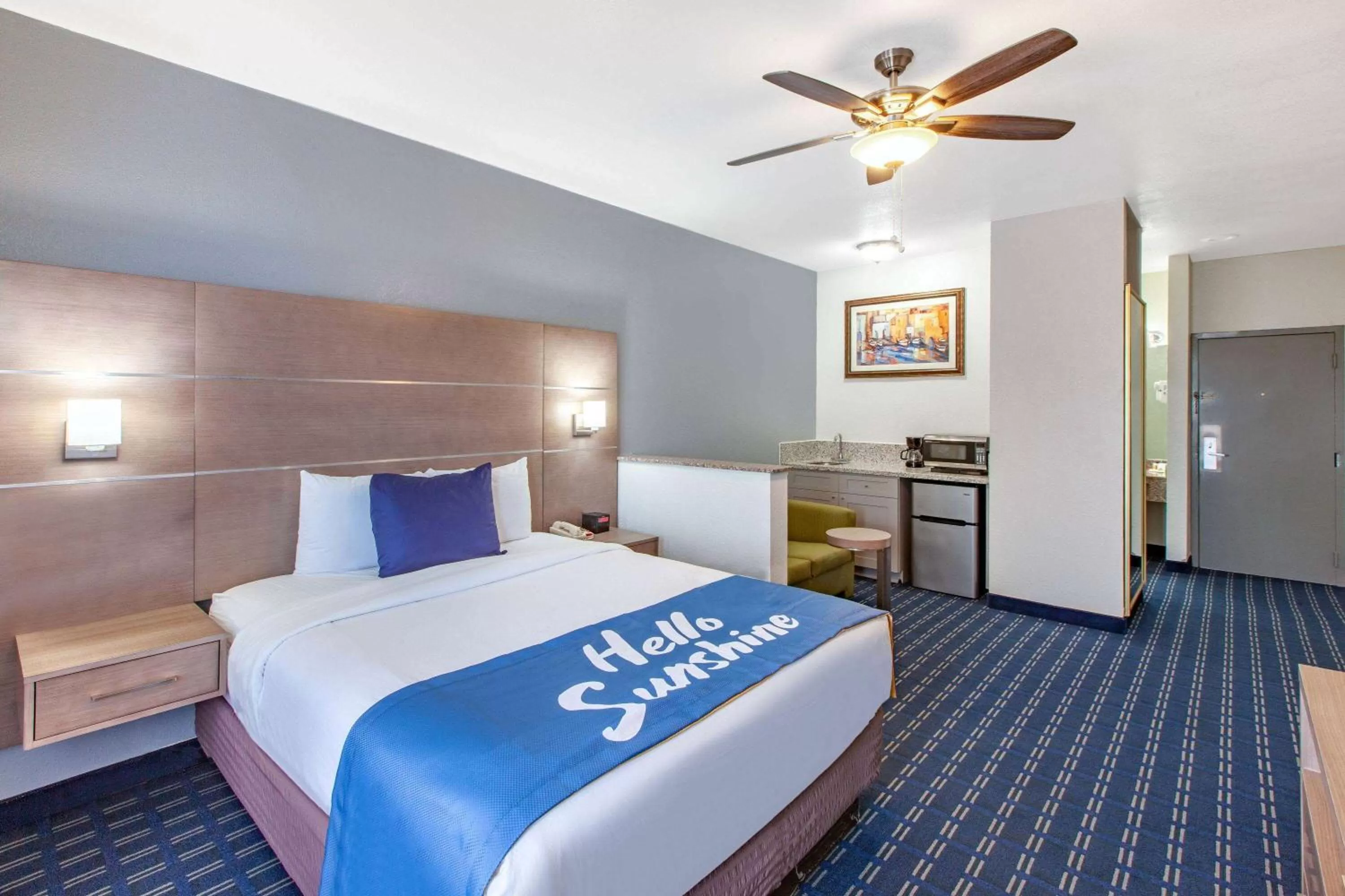 Queen Room - Non-Smoking in Days Inn & Suites by Wyndham Webster NASA-ClearLake-Houston