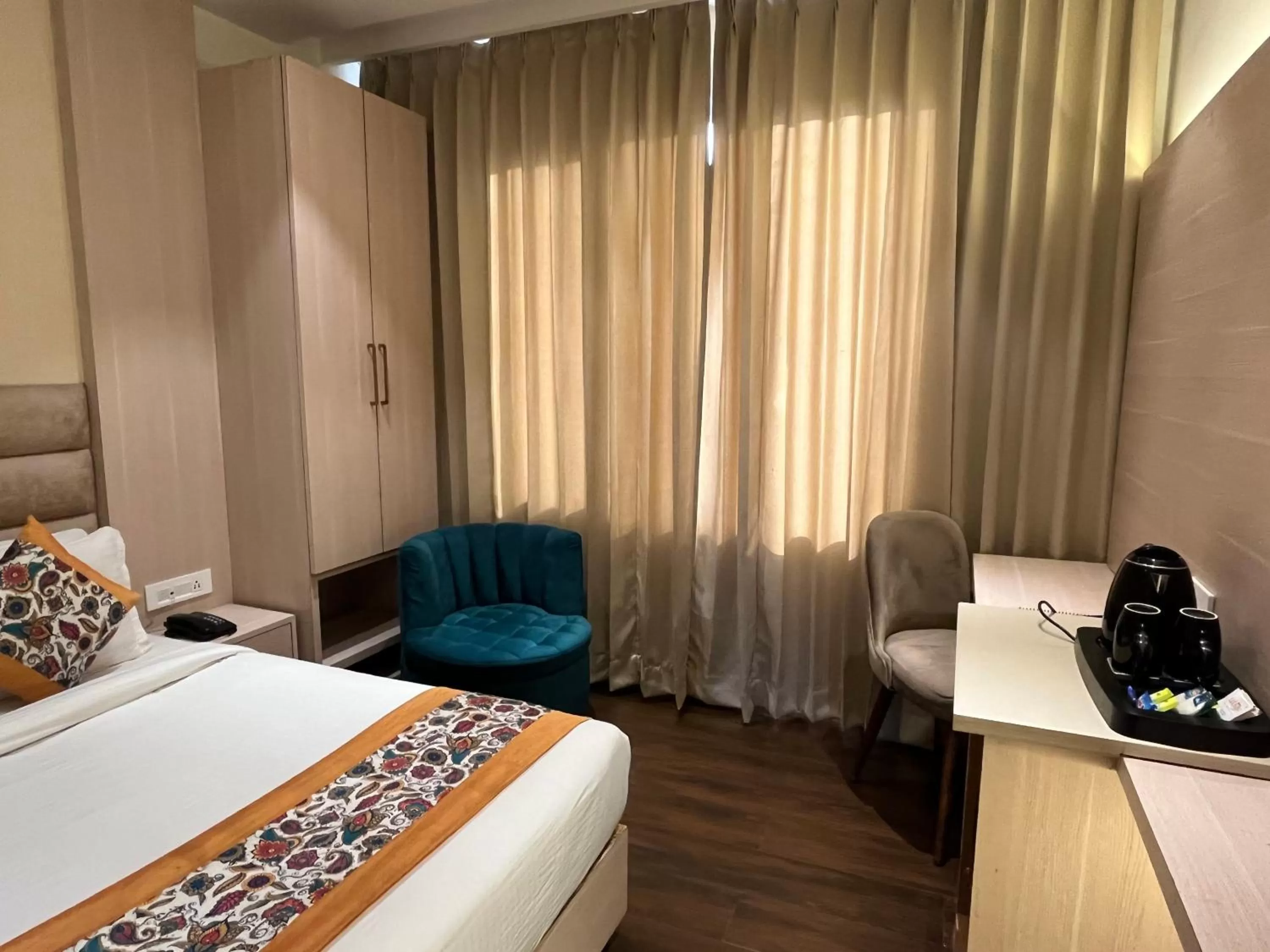 Living room, Bed in Hotel RRV with Free Parking