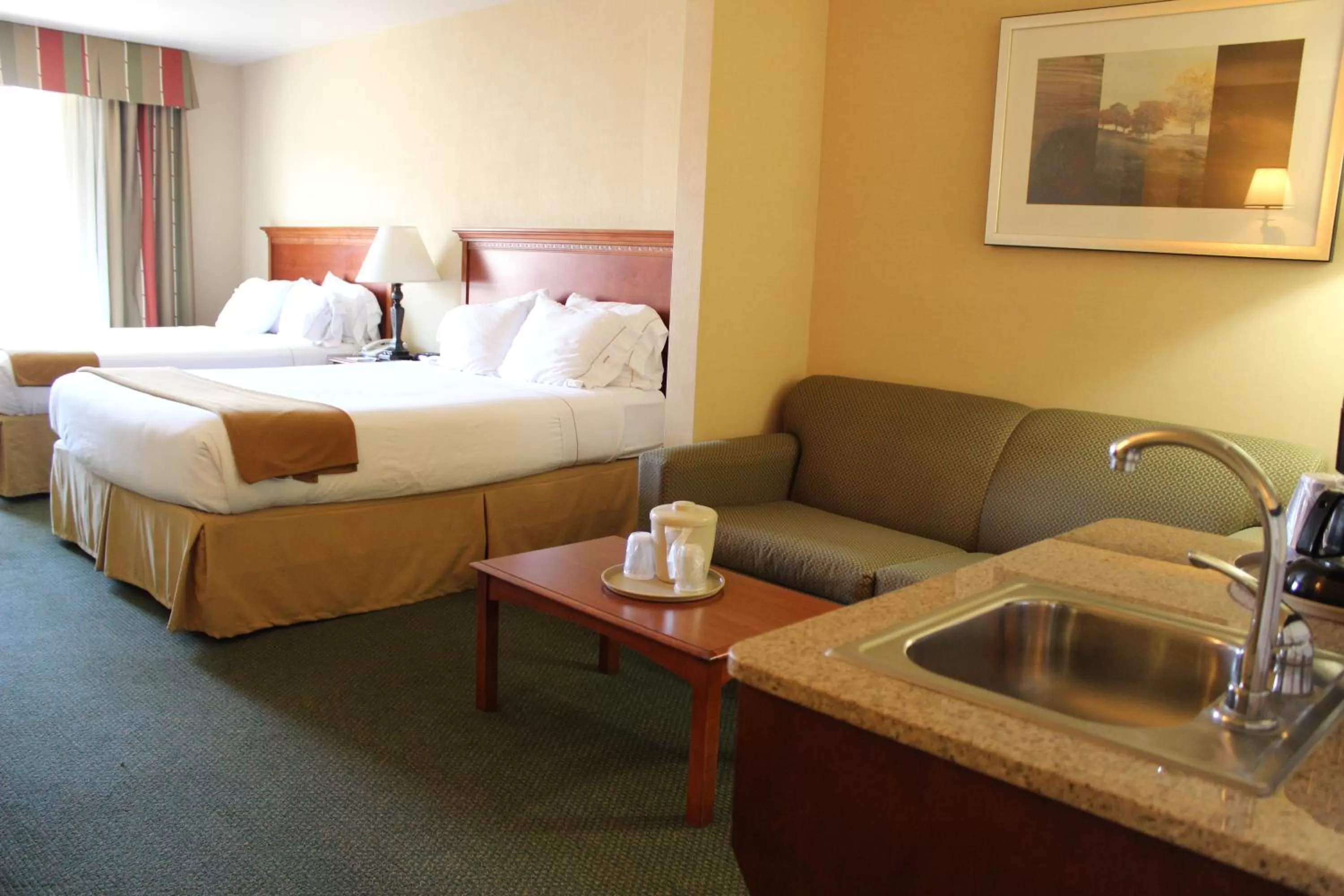 Queen Suite with Two Queen Beds and Sofa Bed in Holiday Inn Express Tehachapi by IHG