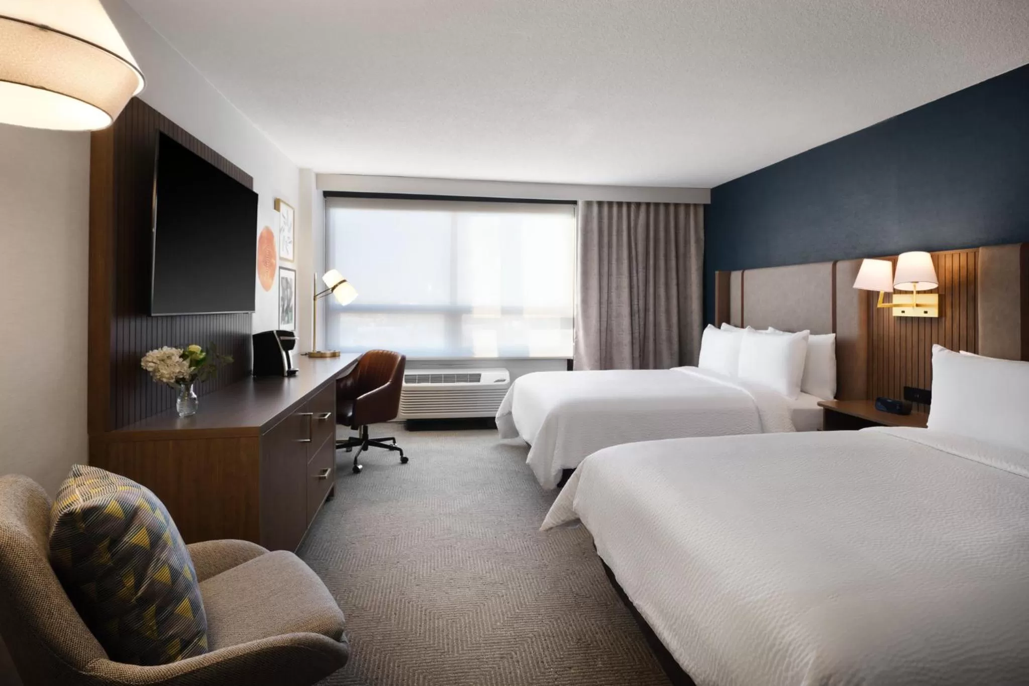 Premium Queen Room with Two Queen Beds and Airport View in Holiday Inn Chicago O'Hare - Rosemont by IHG