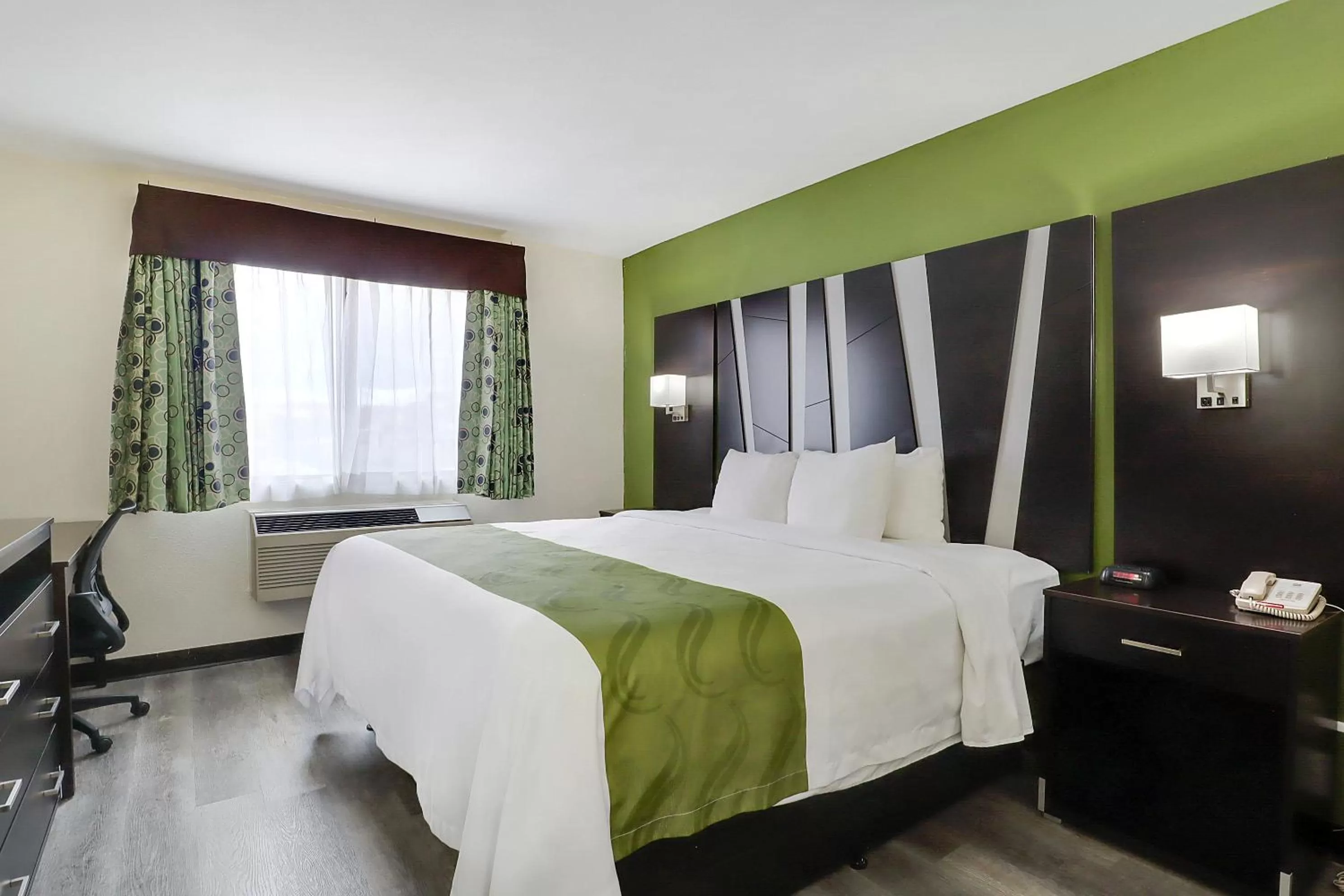 King Suite - Accessible/Smoking in Quality Suites Albuquerque Airport