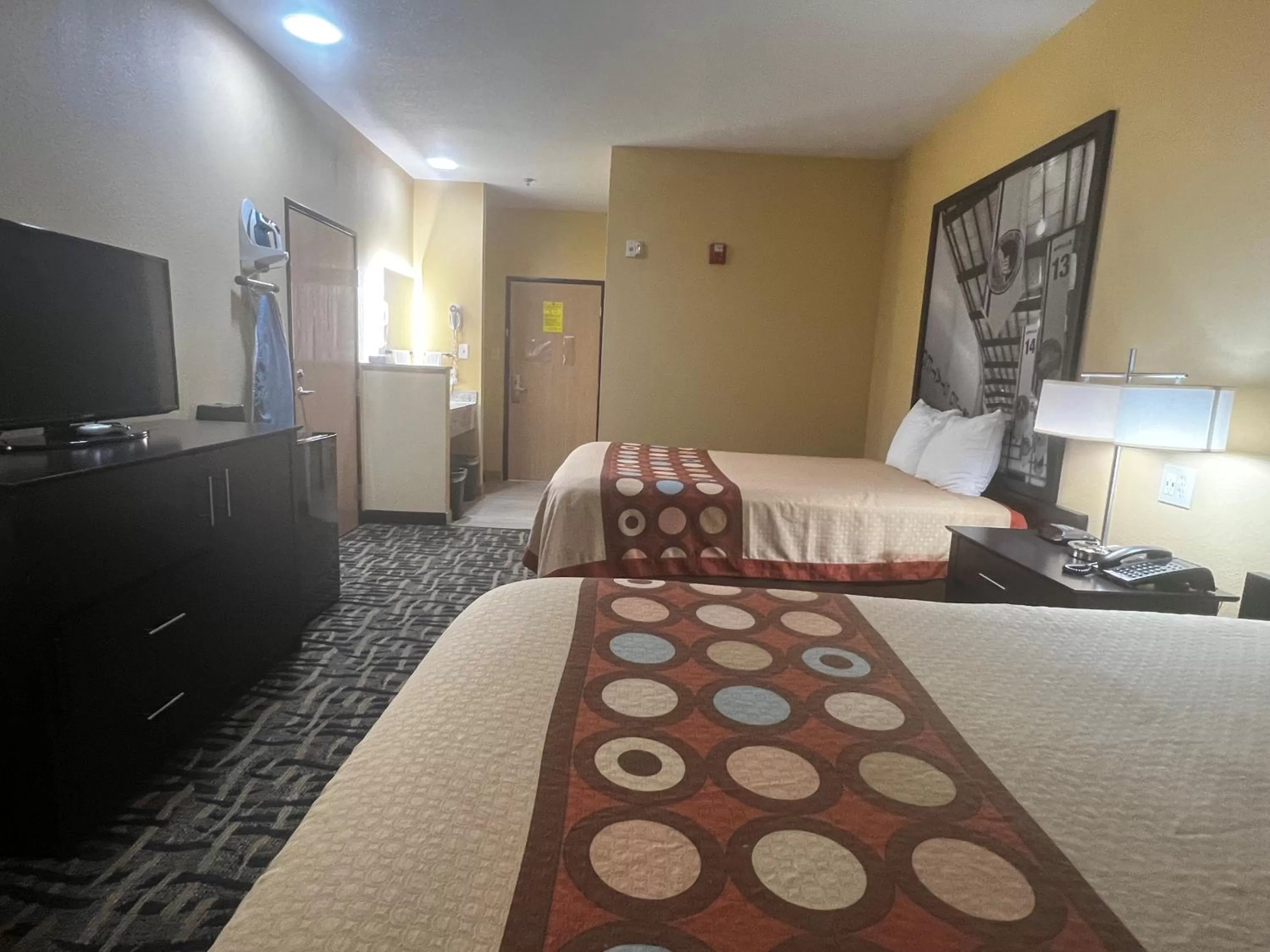 2 Queen Beds, Mobility Accessible Room, Non-Smoking
 in Super 8 by Wyndham Pasadena