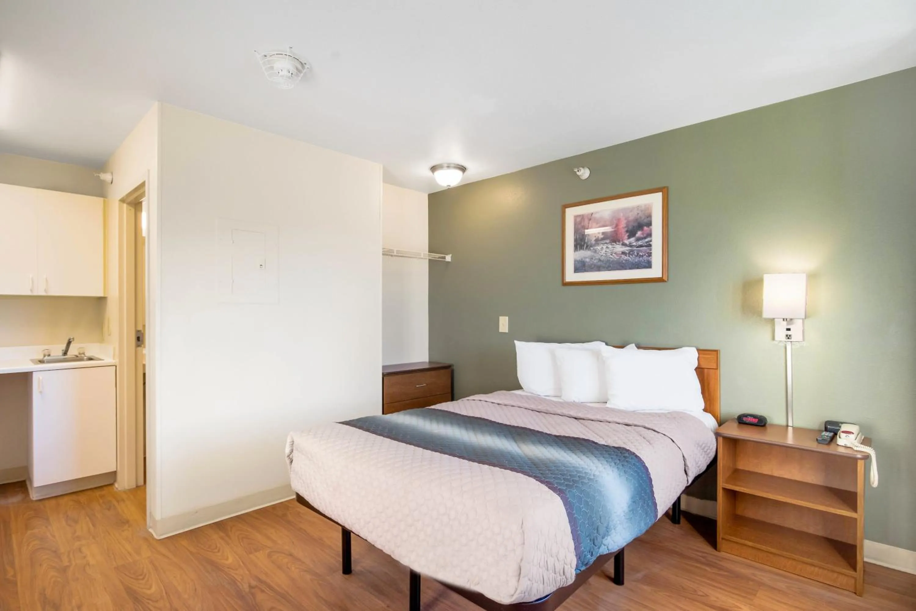 Studio Queen Room Disability Access Non-Smoking in HomeTowne Studios by Red Roof Colorado Springs - Airport