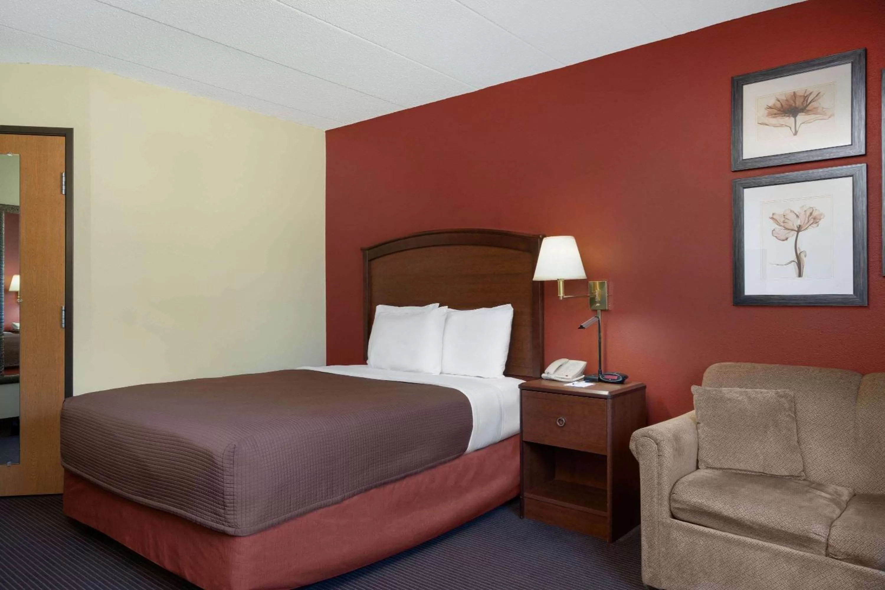 Queen Room - Mobility Access/Non-Smoking in AmericInn by Wyndham Park Rapids