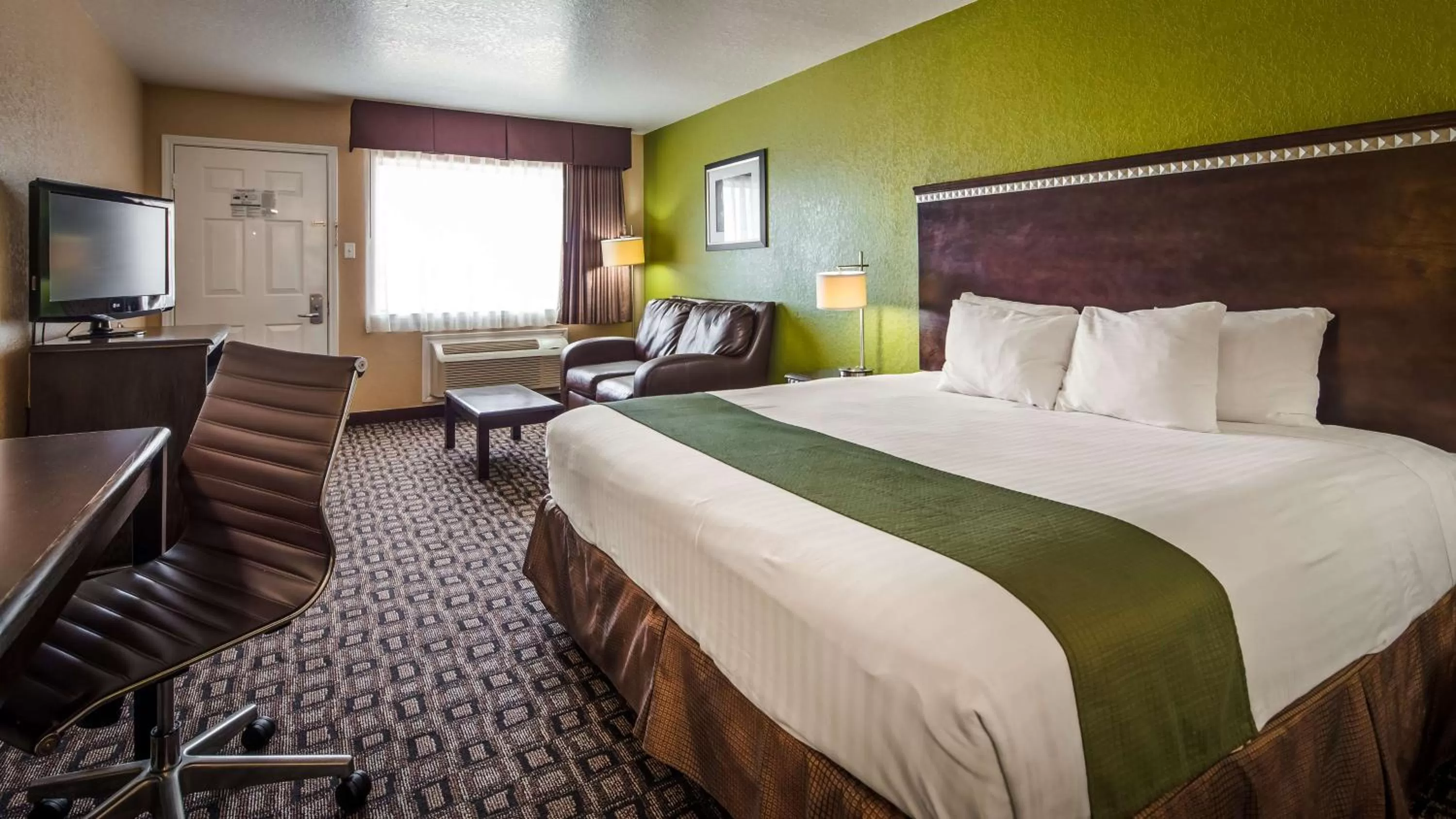 King Room with Bath Tub and Sofa Bed - Mobility Accessible in SureStay Hotel by Best Western Floresville