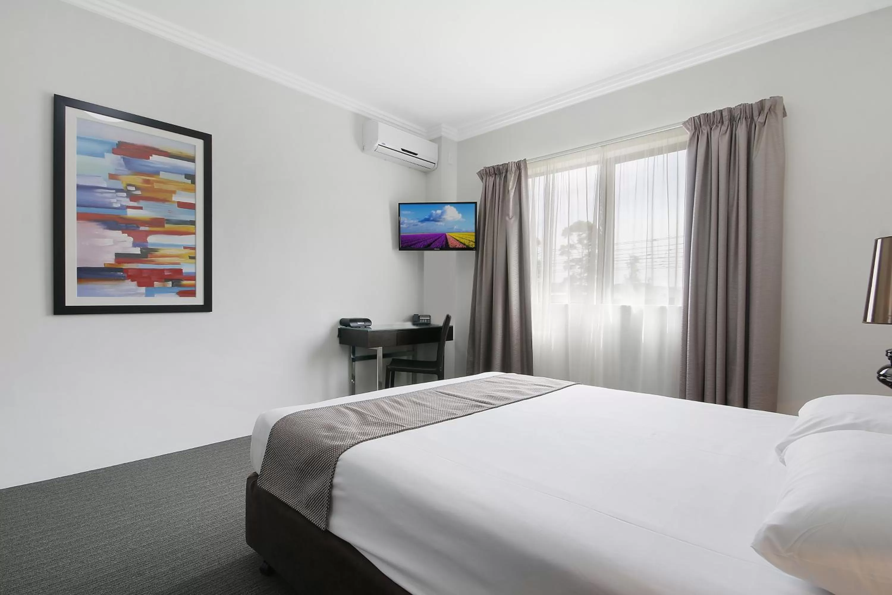 Queen Suite in Value Suites Penrith