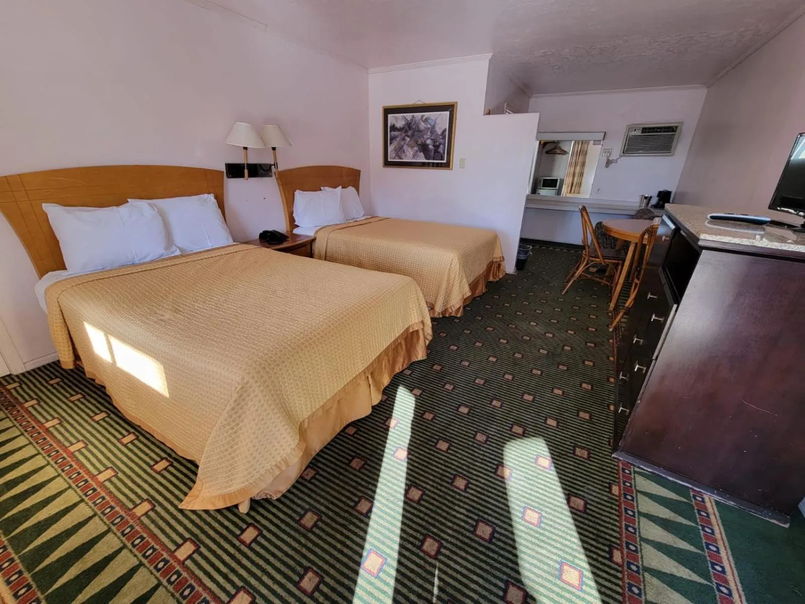 Queen Room with Two Queen Beds - single occupancy in Emerald Inn & Lounge