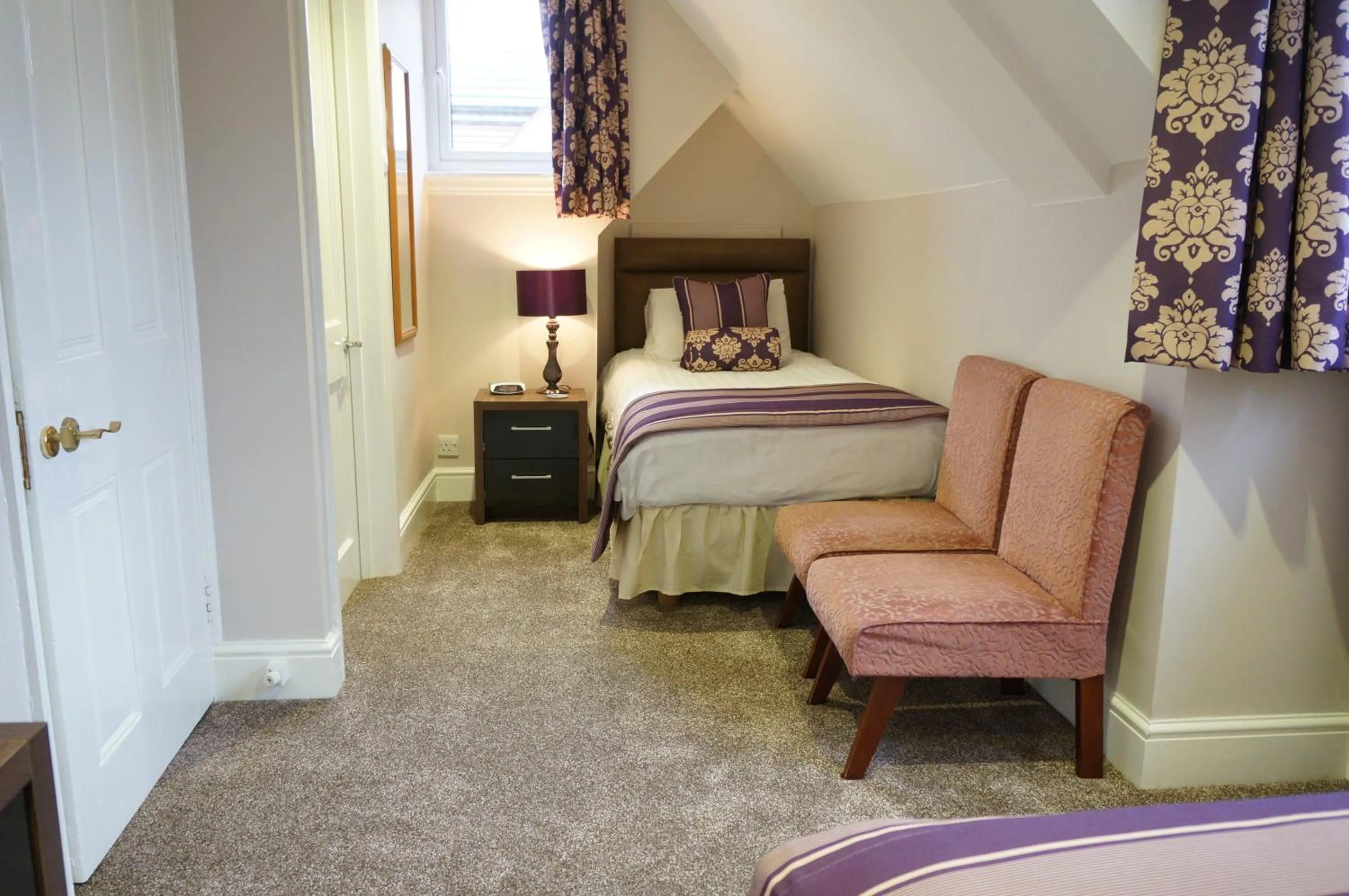 Standard Twin Room in The Lawn Guest House Gatwick
