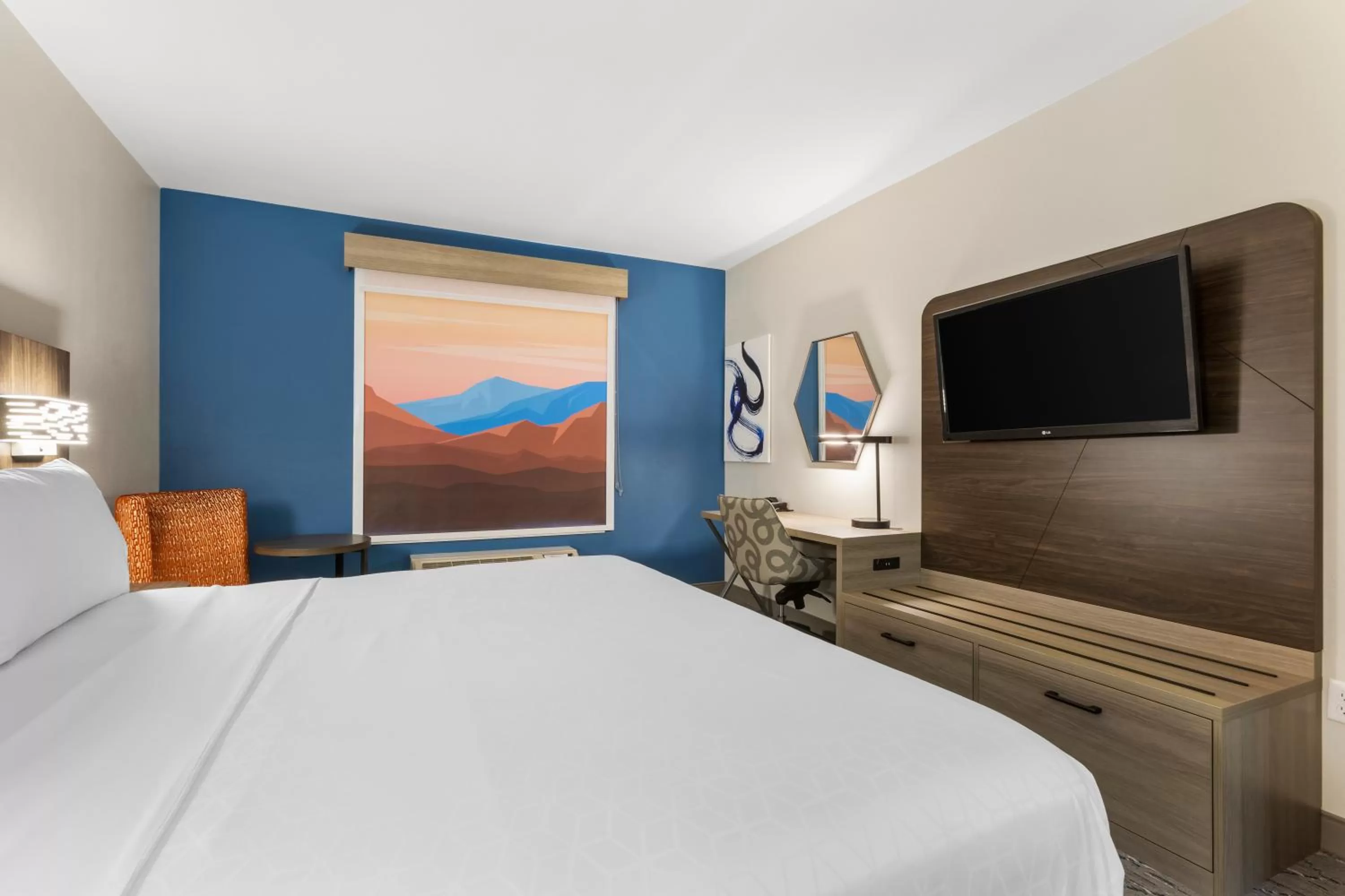 Standard King Room with Mobility Accessible Roll-In Shower in Holiday Inn Express Belgrade-Bozeman Area by IHG