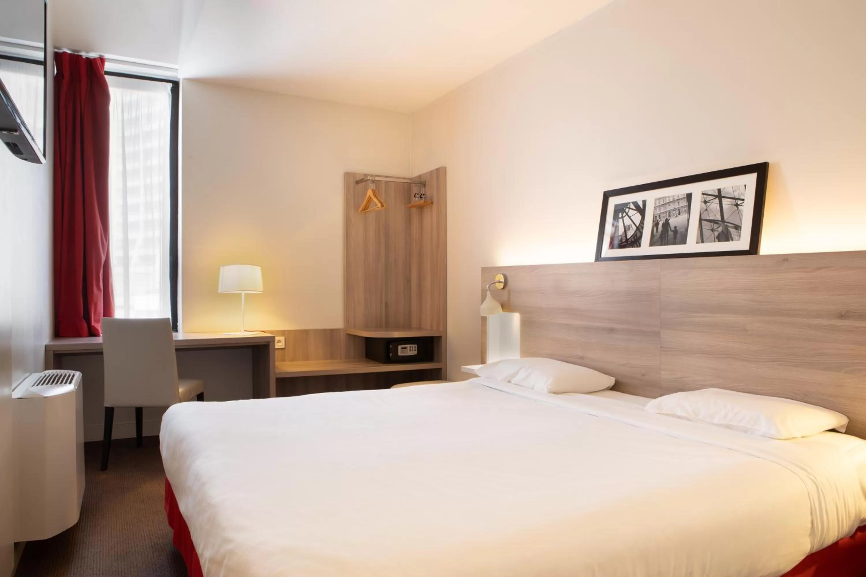 Superior Double Room in Kyriad Paris Est - Bois de Vincennes