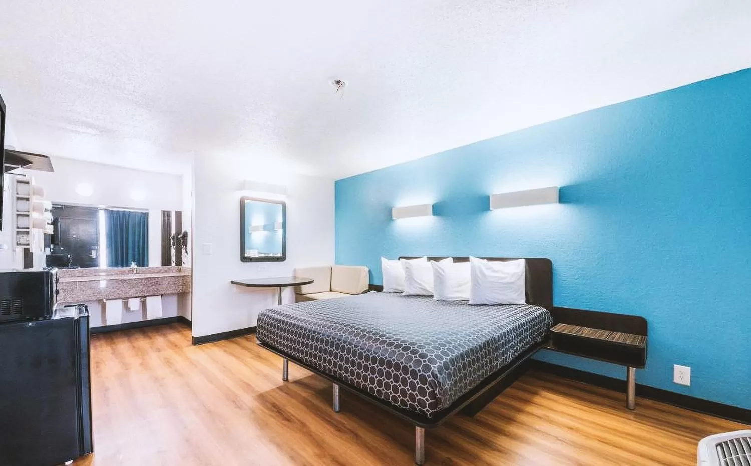 Deluxe King Suite in Sky Palace Inn & Suites By Jasper Beeville