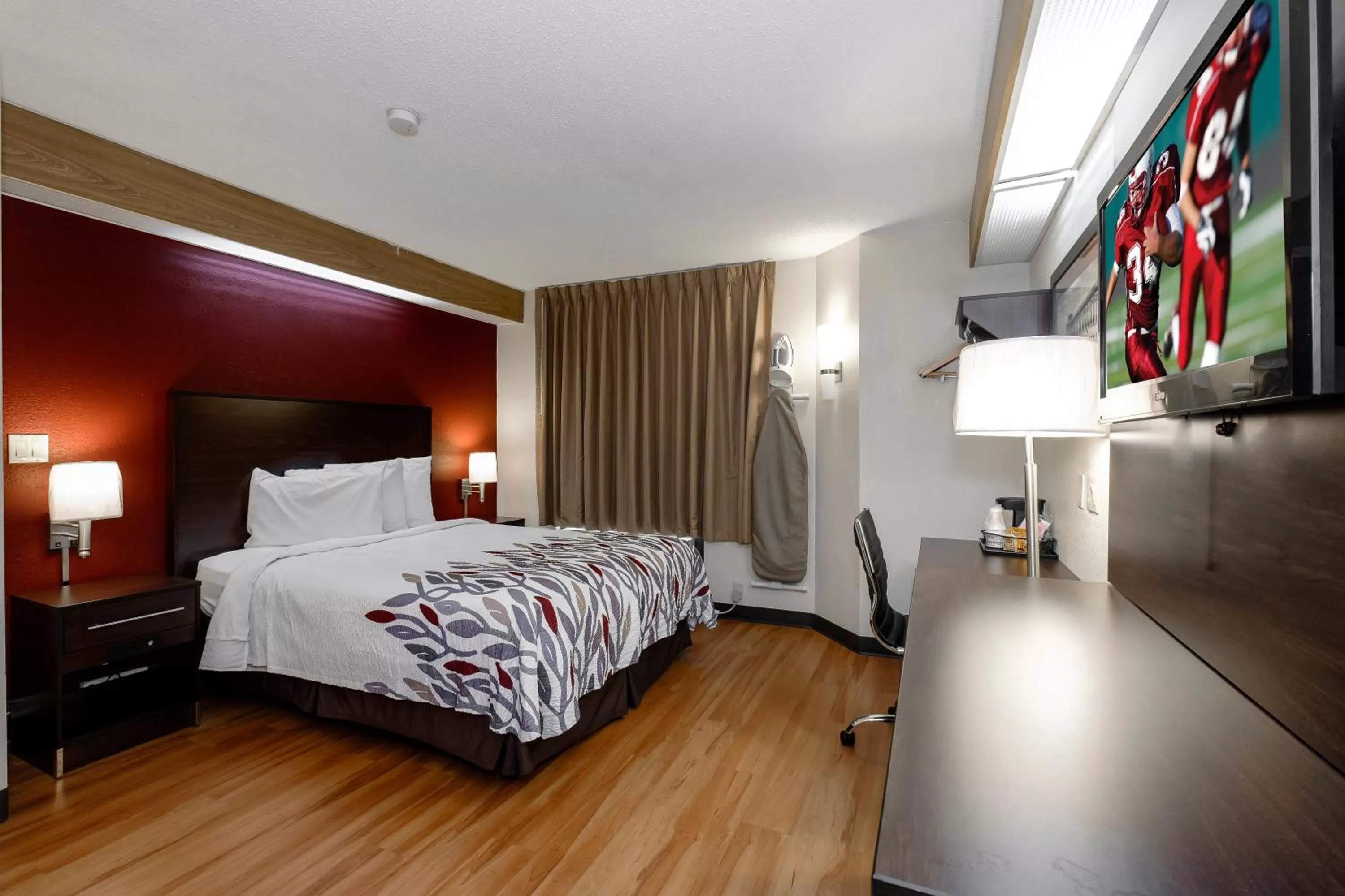 Deluxe King Room Disability Access Non-Smoking in Red Roof Inn Pensacola Fairgrounds