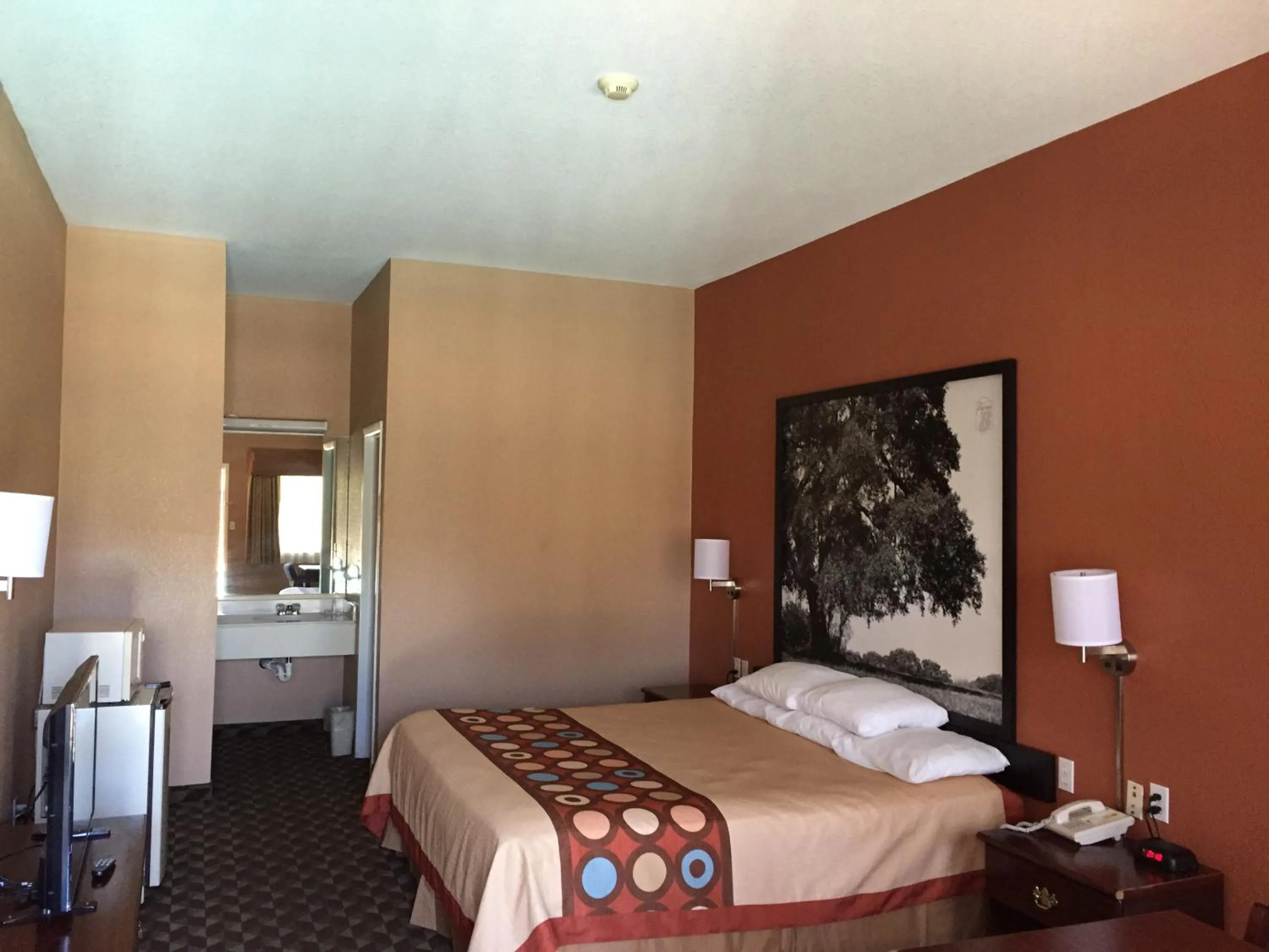 Deluxe King Room - Non-Smoking in Super 8 by Wyndham Bastrop TX