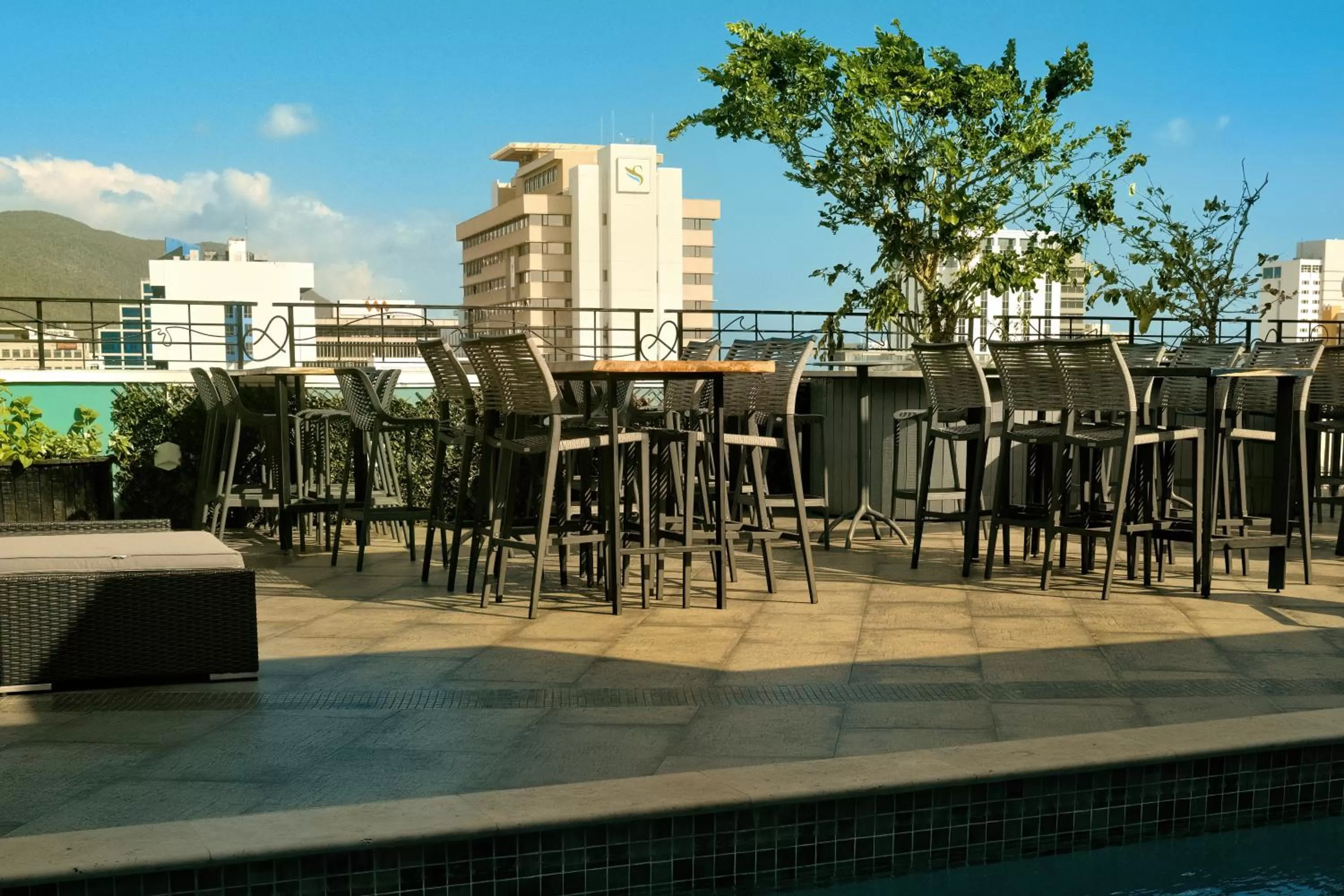 Restaurant/places to eat in R Hotel Kingston