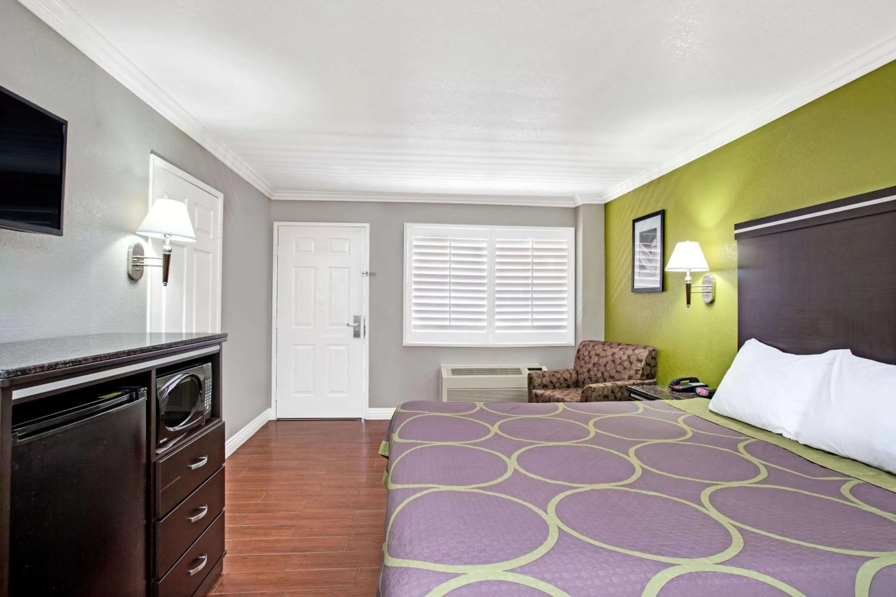 King Room - Mobility Access/Non-Smoking in super 8 inglewood