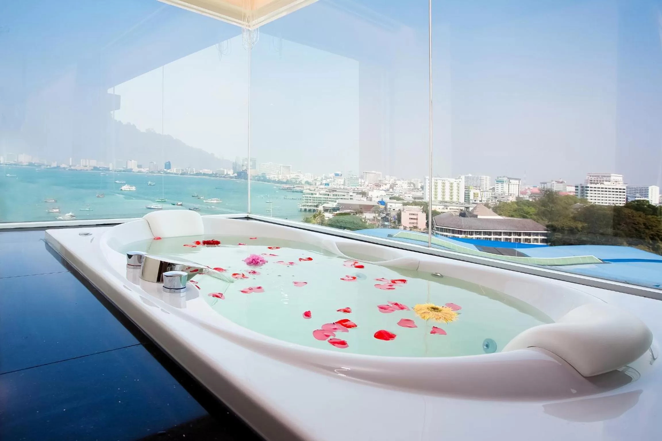 Premium Ocean Room in Balihai Bay Pattaya