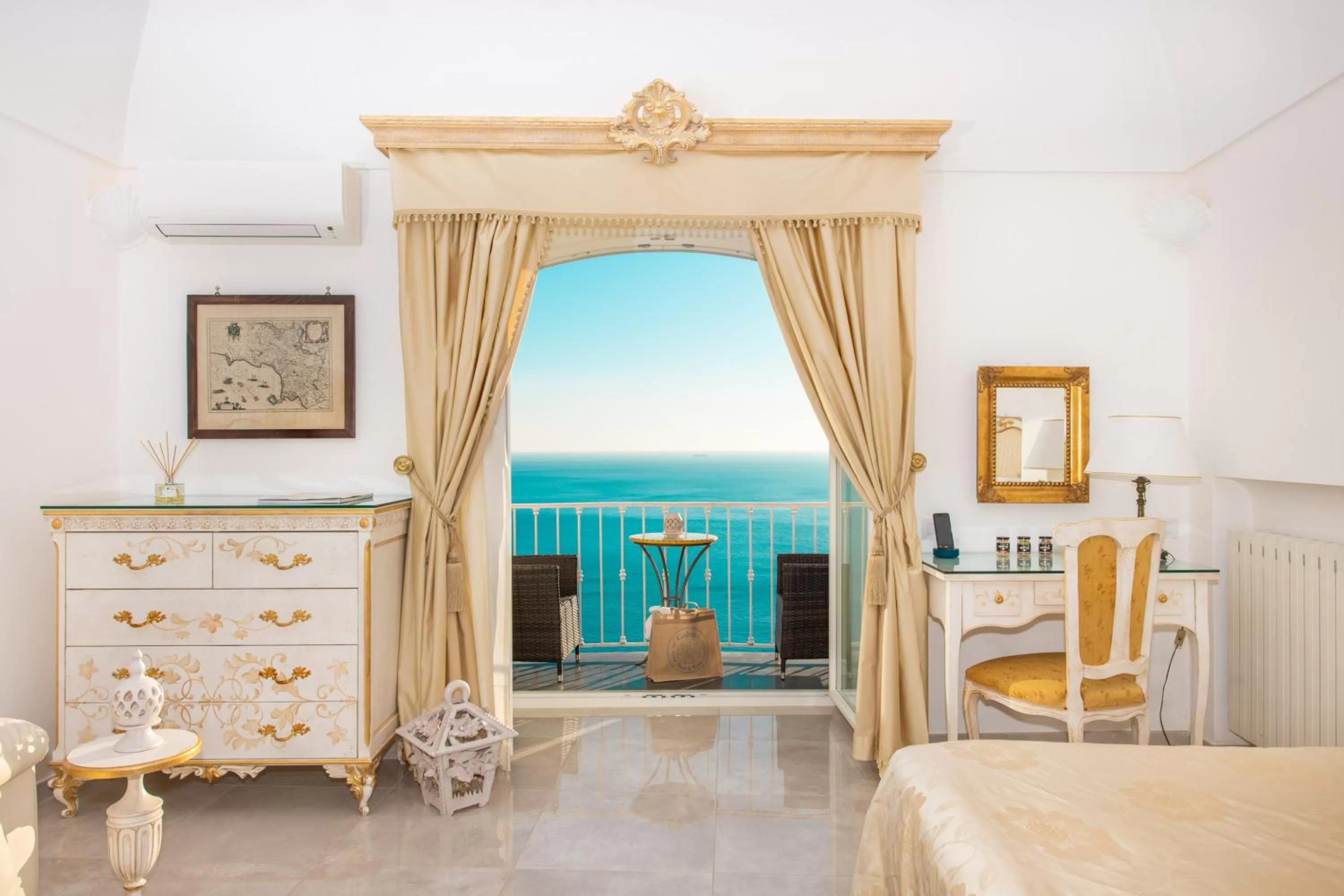 Romantic Suite with Sea View in Hotel Villa Gabrisa