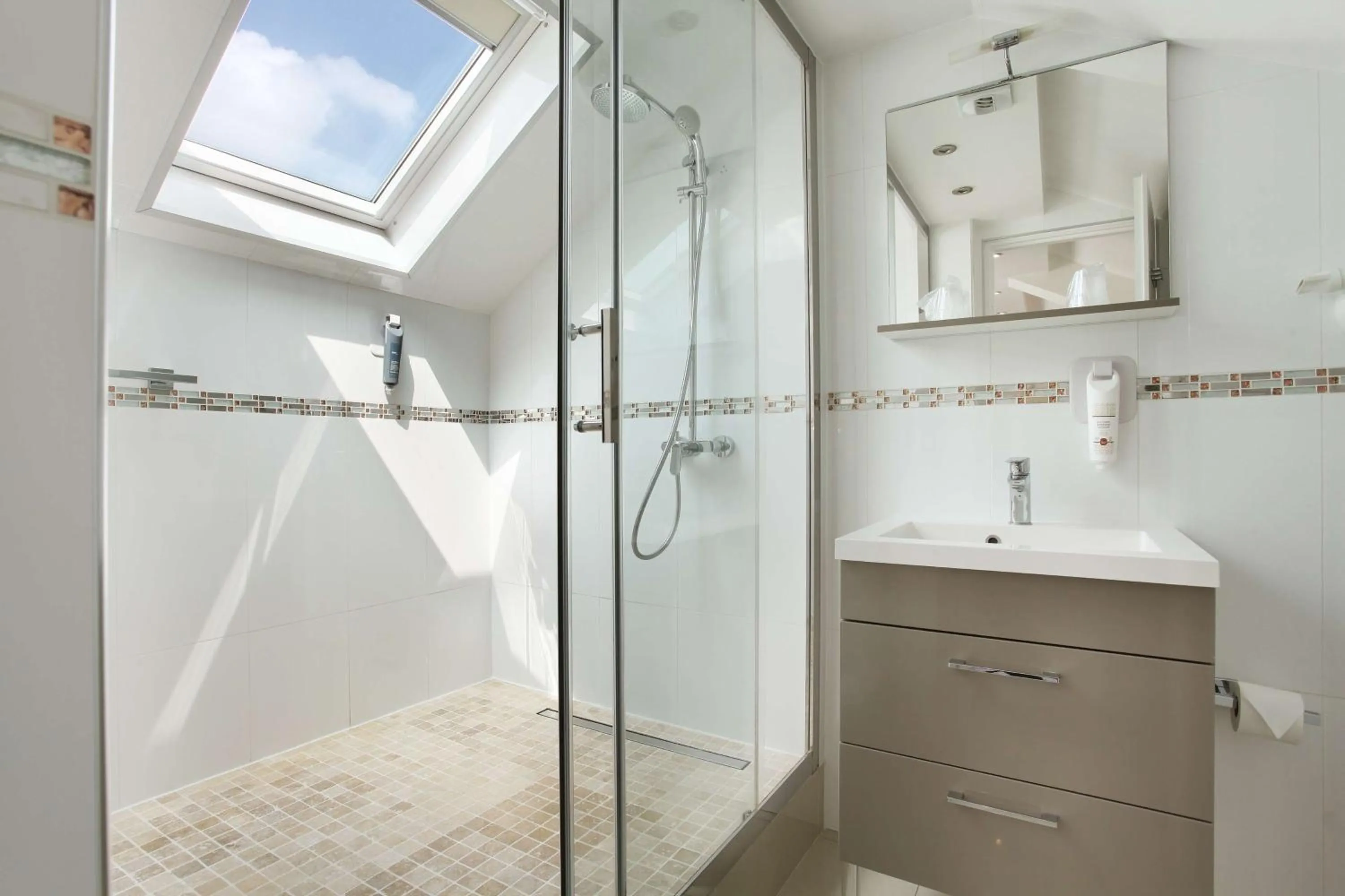 Junior Queen Suite in Hotel Apolonia Paris Mouffetard, Sure Hotel Collection by Best Western