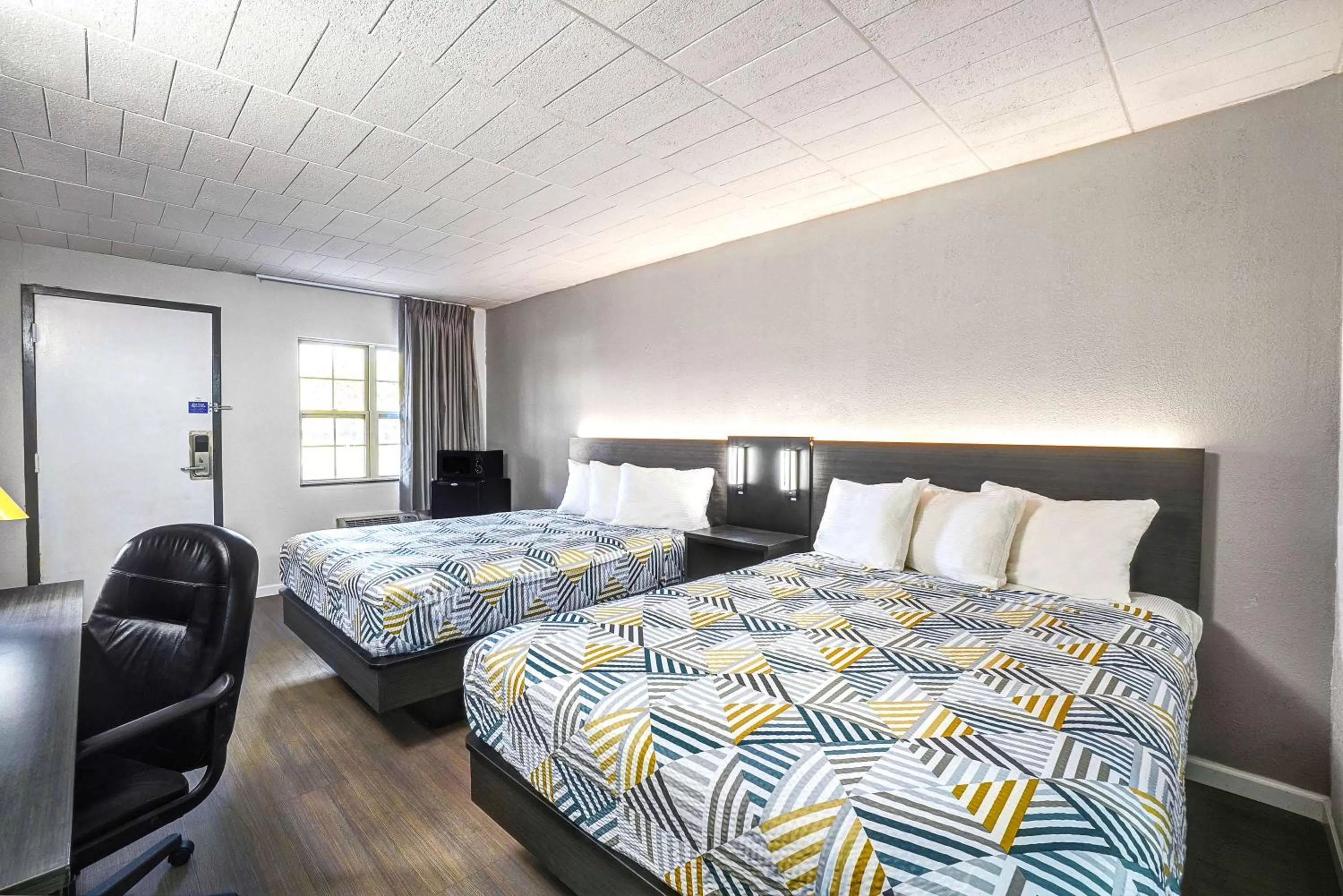 Deluxe Queen Room with Two Queen Beds - Smoking in Motel 6 Carlisle, PA - Cumberland Valley