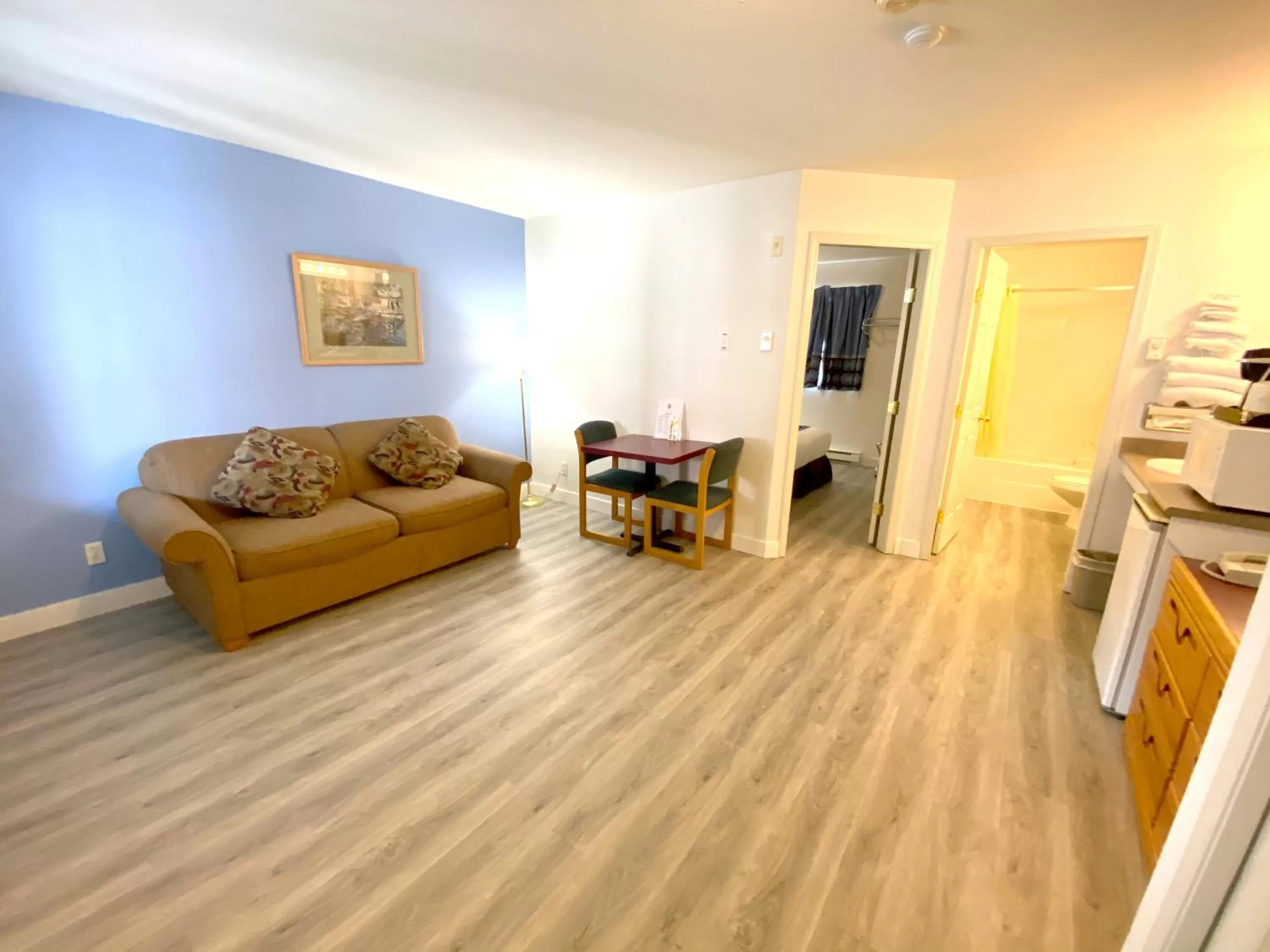 One-Bedroom Queen Suite - Non-Smoking in Super 8 by Wyndham Sicamous